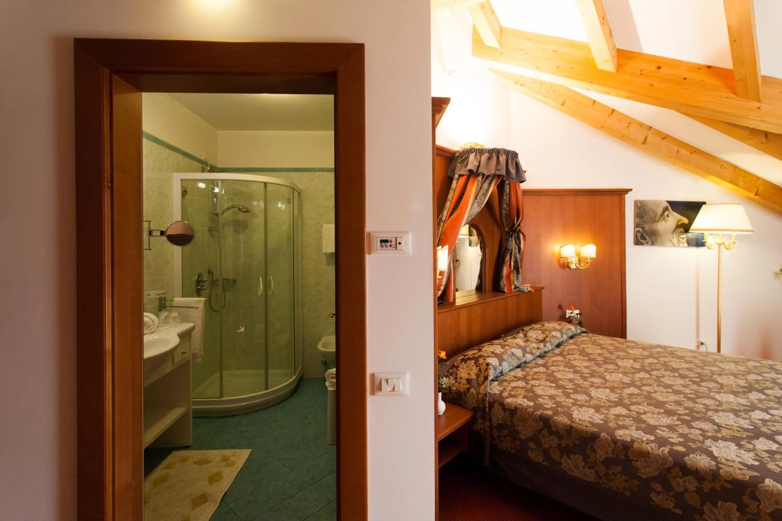 bunk bed, Bed in Sartori's Hotel