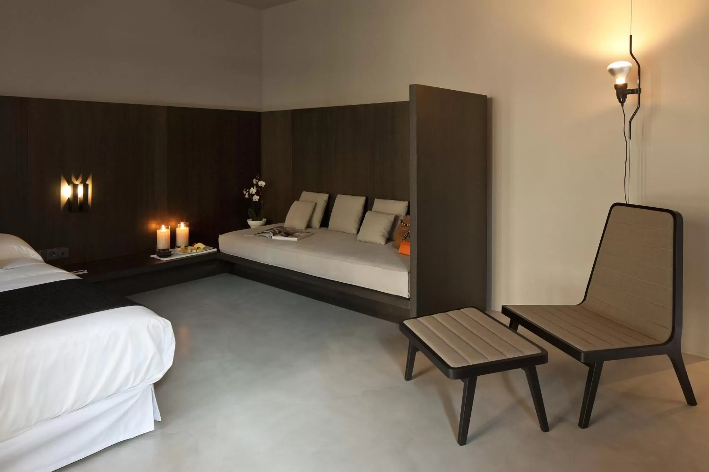 Seating area, Bed in Caro Hotel