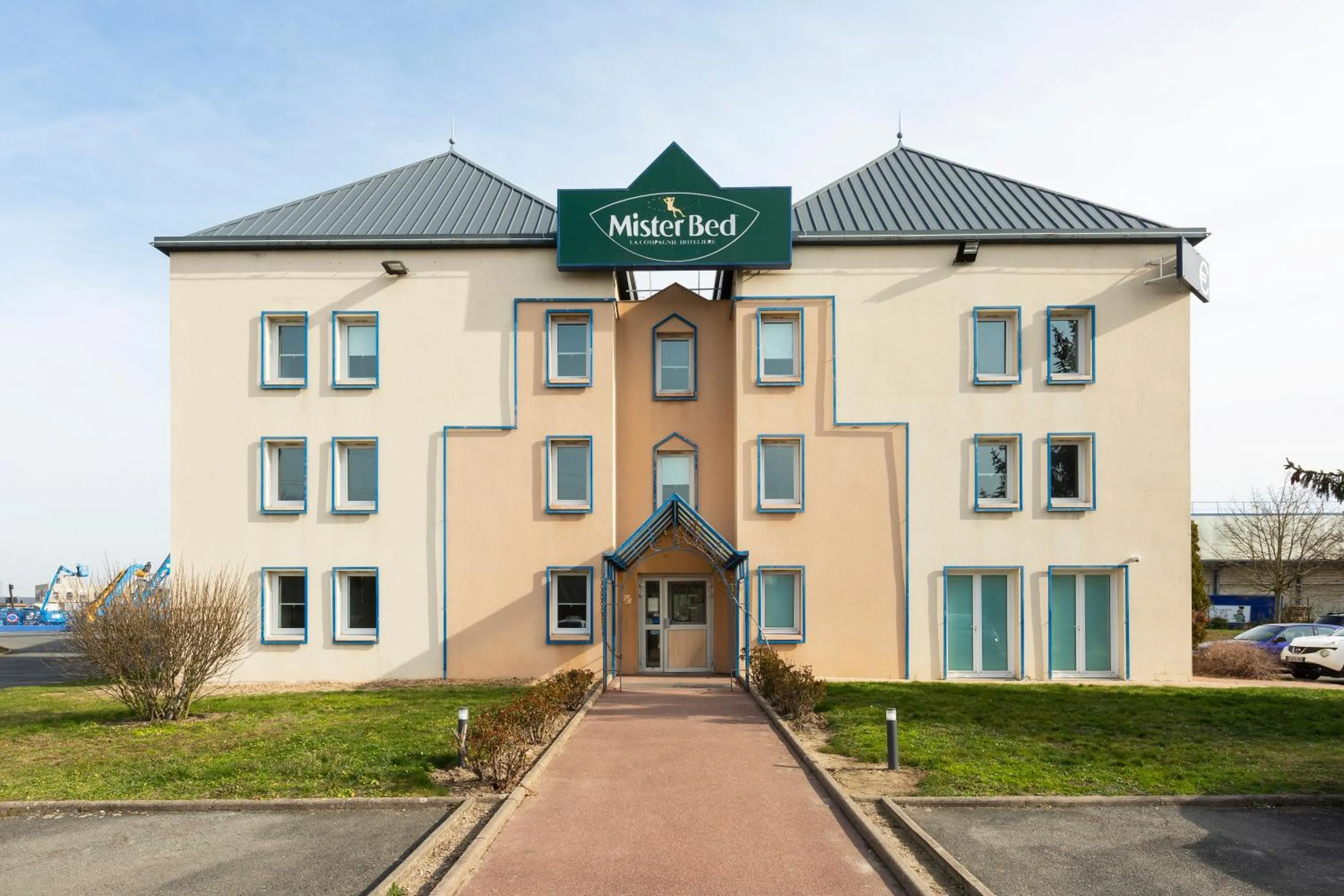 Property building in Mister Bed Saran