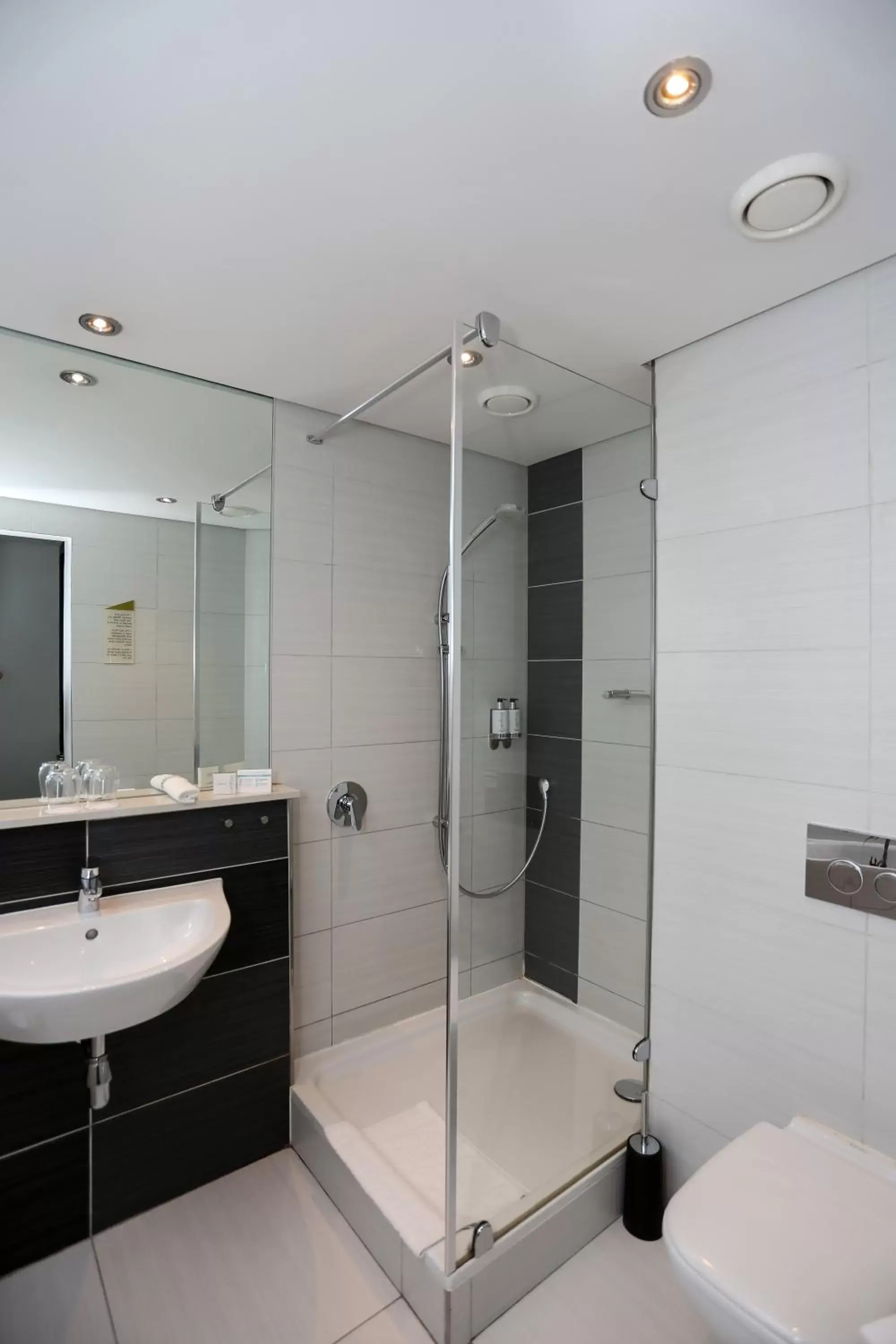 Shower, Bathroom in Hotel Verde Cape Town Airport