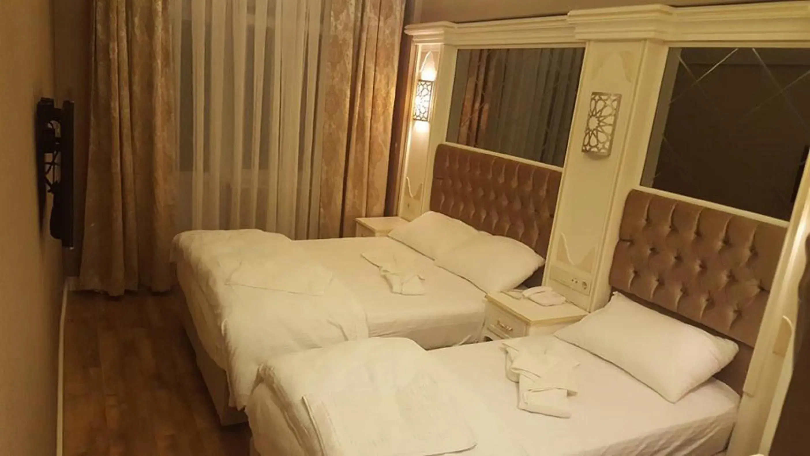 Shower, Bed in Sun Comfort Hotel