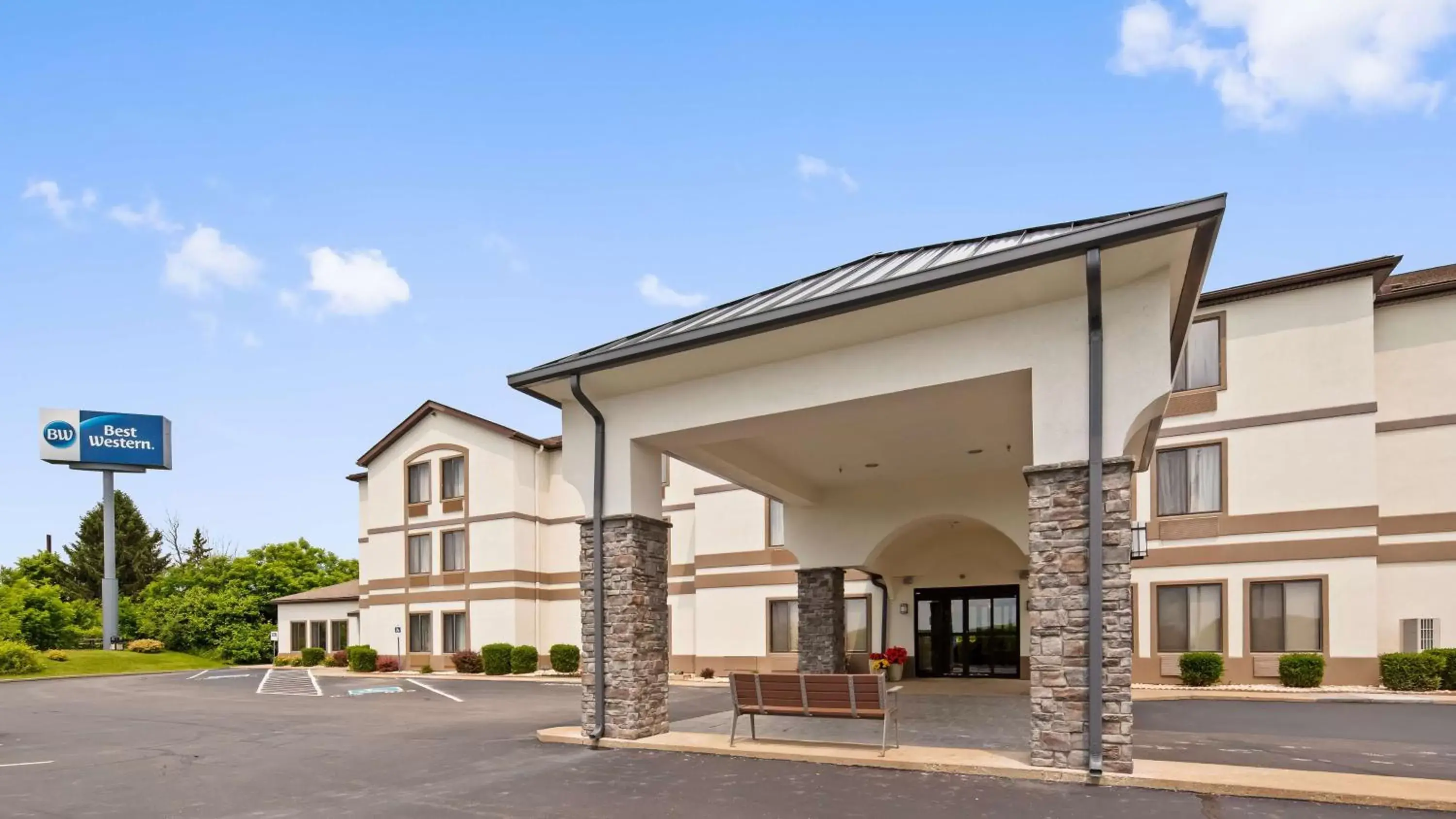 Property Building in Best Western St. Clairsville Inn & Suites