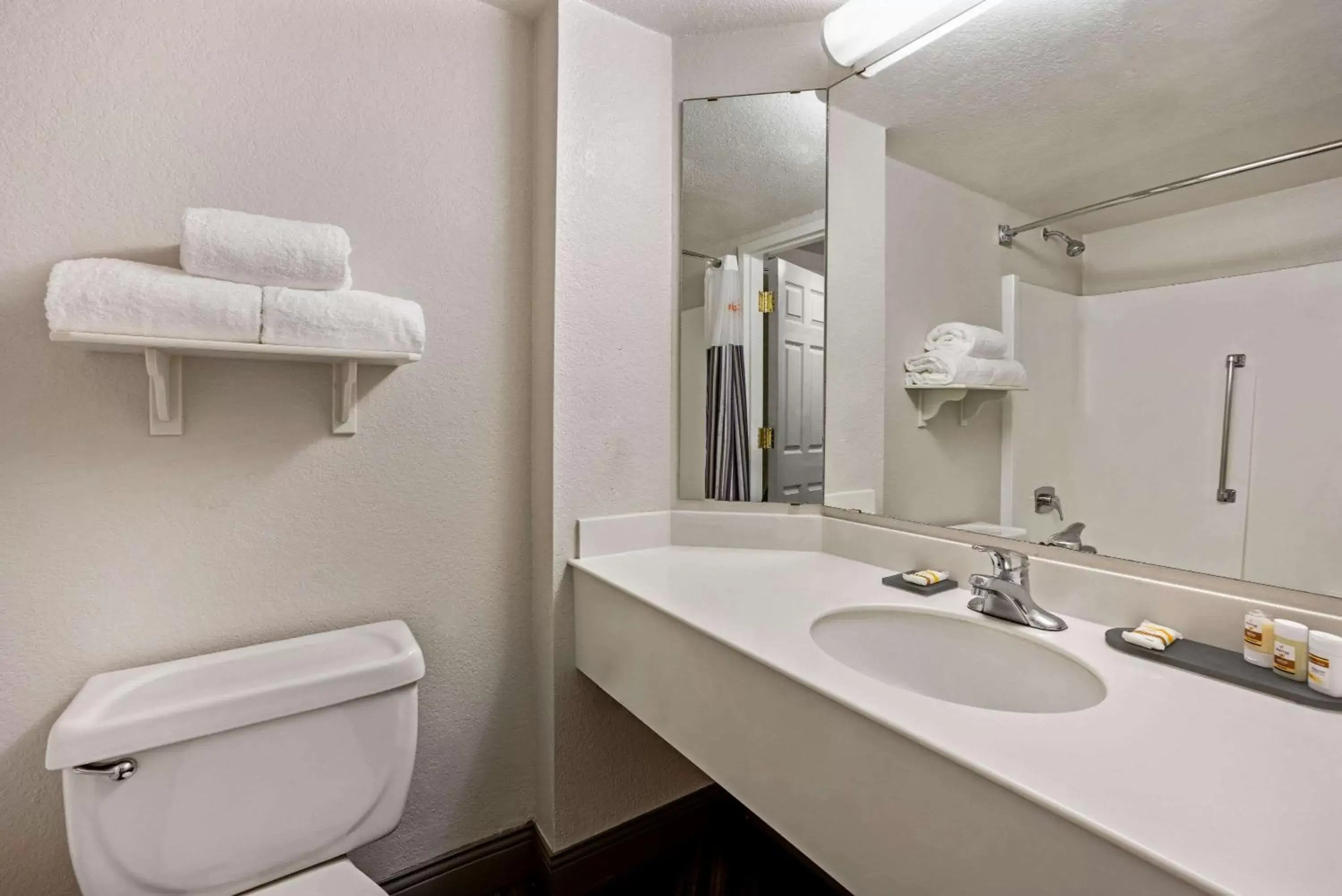 Bathroom in La Quinta by Wyndham Tacoma - Seattle