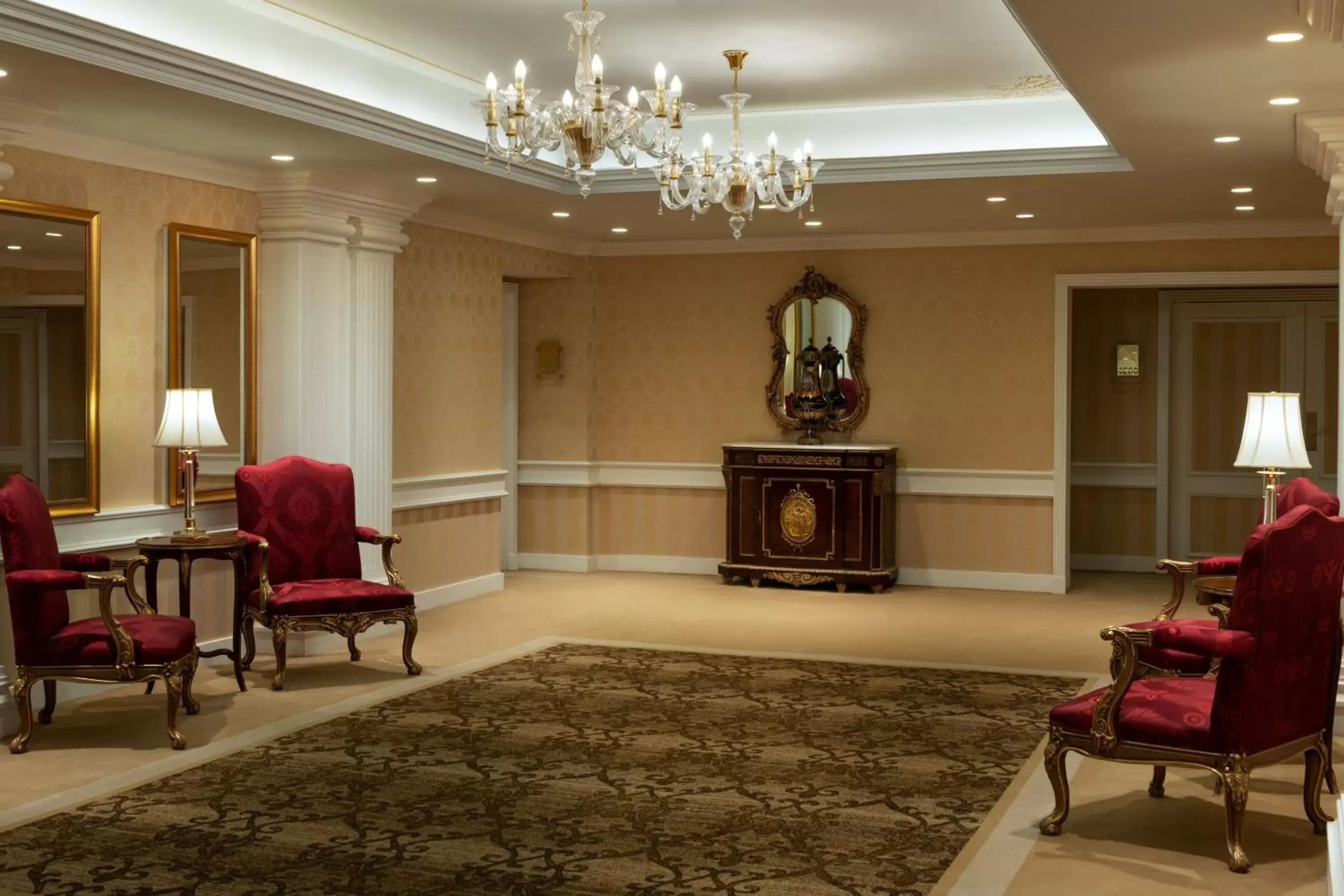 Photo of the whole room, Lobby/Reception in The St. Regis Almasa Hotel, Cairo