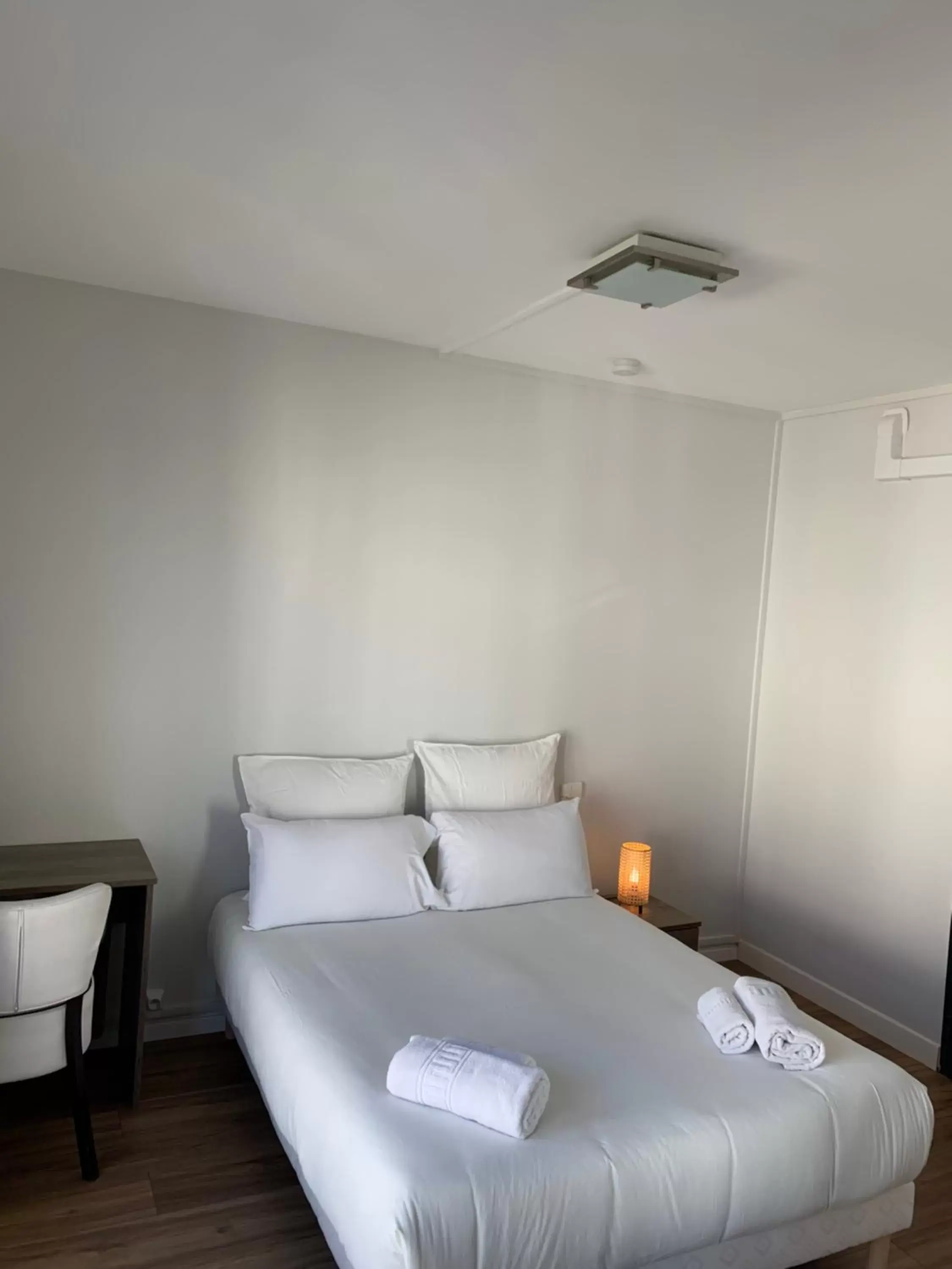 air conditioner, Bed in Hôtel Le Costellan