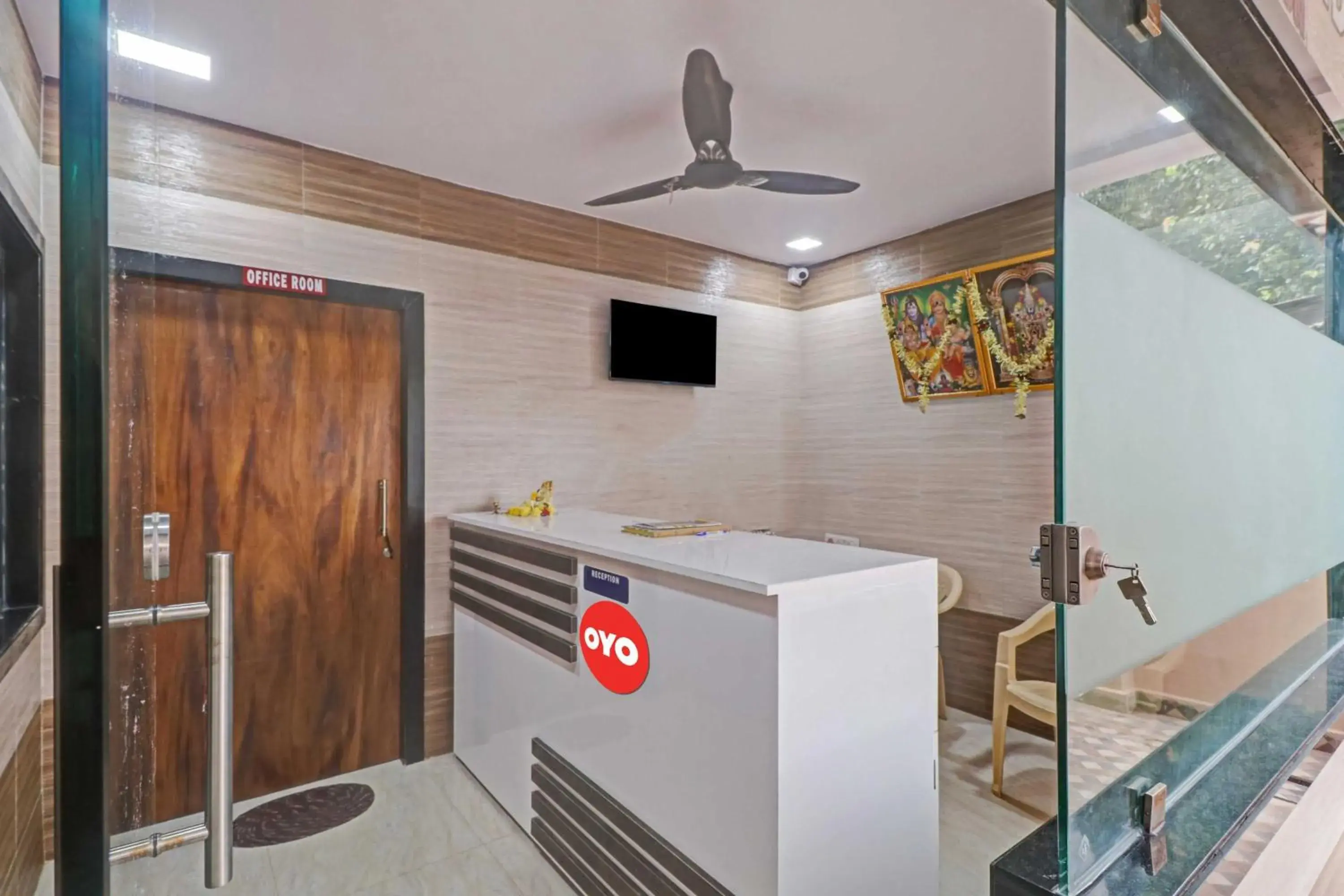 Facade/entrance, Bathroom in OYO Flagship Hotel Vallabha Residency