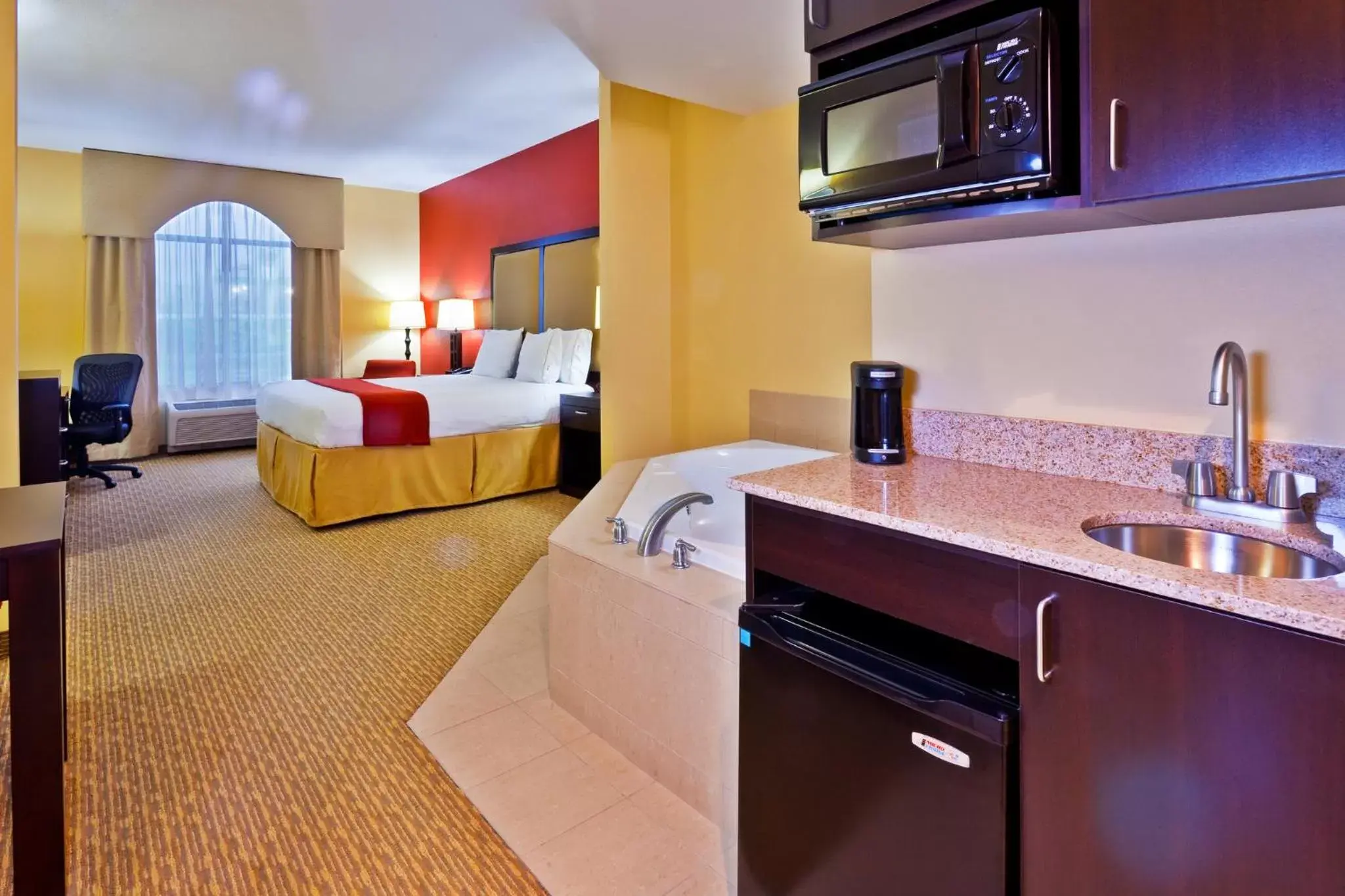 Bedroom, Kitchen/Kitchenette in Holiday Inn Express Nashville-Opryland, an IHG Hotel