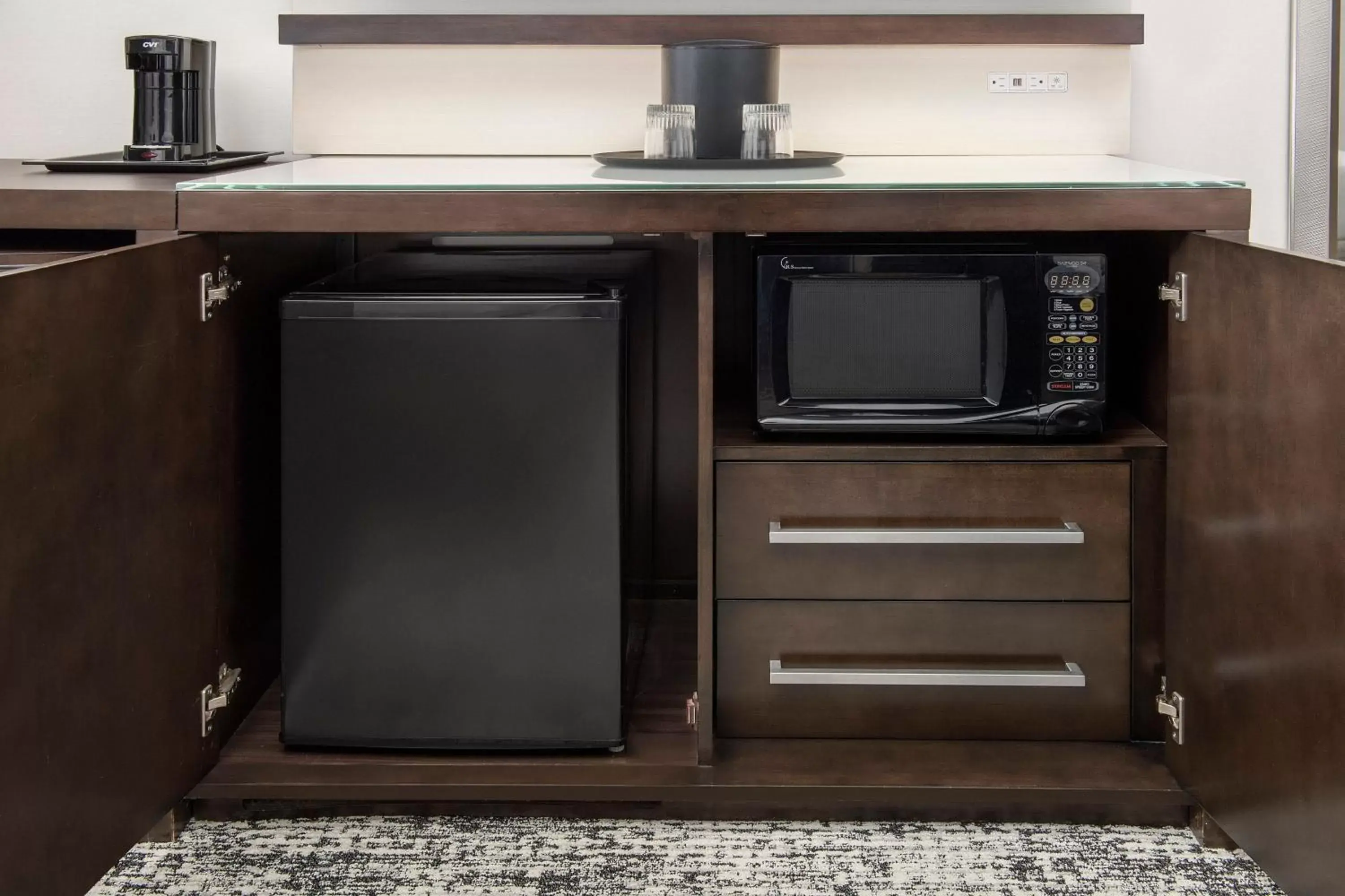 Photo of the whole room, Kitchen/Kitchenette in Courtyard by Marriott San Diego Downtown