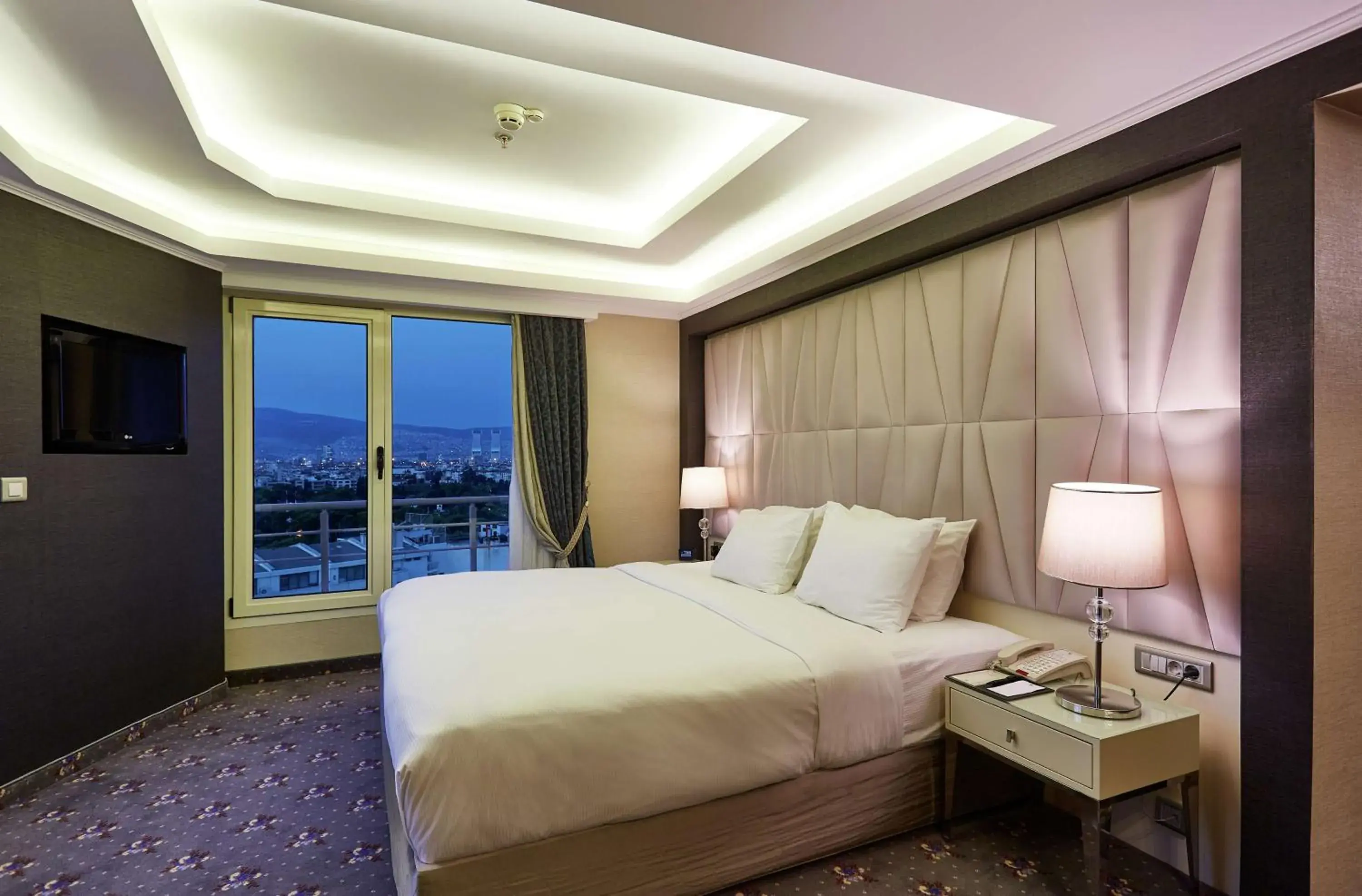 Bed in DoubleTree By Hilton Hotel Izmir - Alsancak