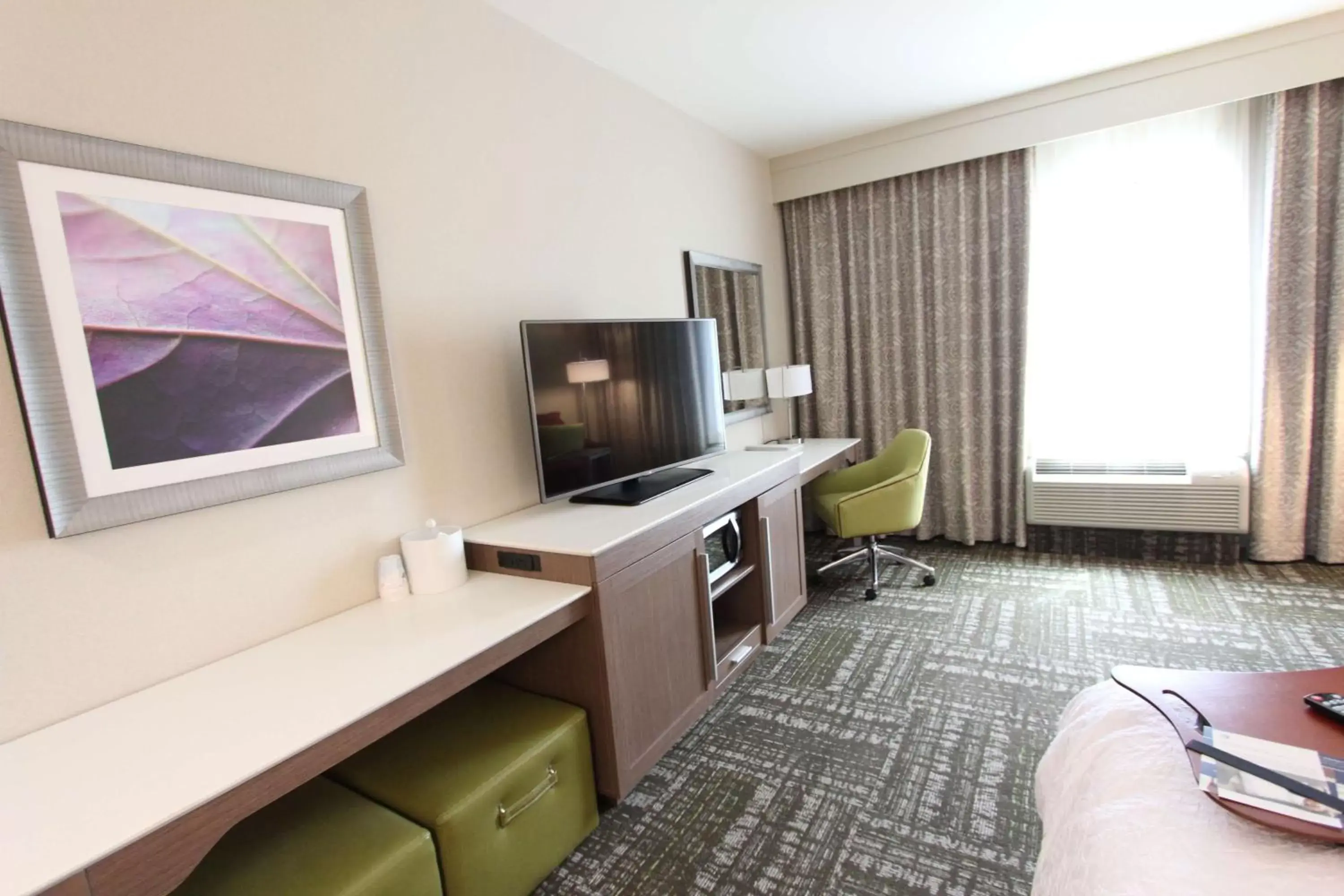 Bedroom, TV/Entertainment Center in Hampton Inn & Suites Dallas Market Center