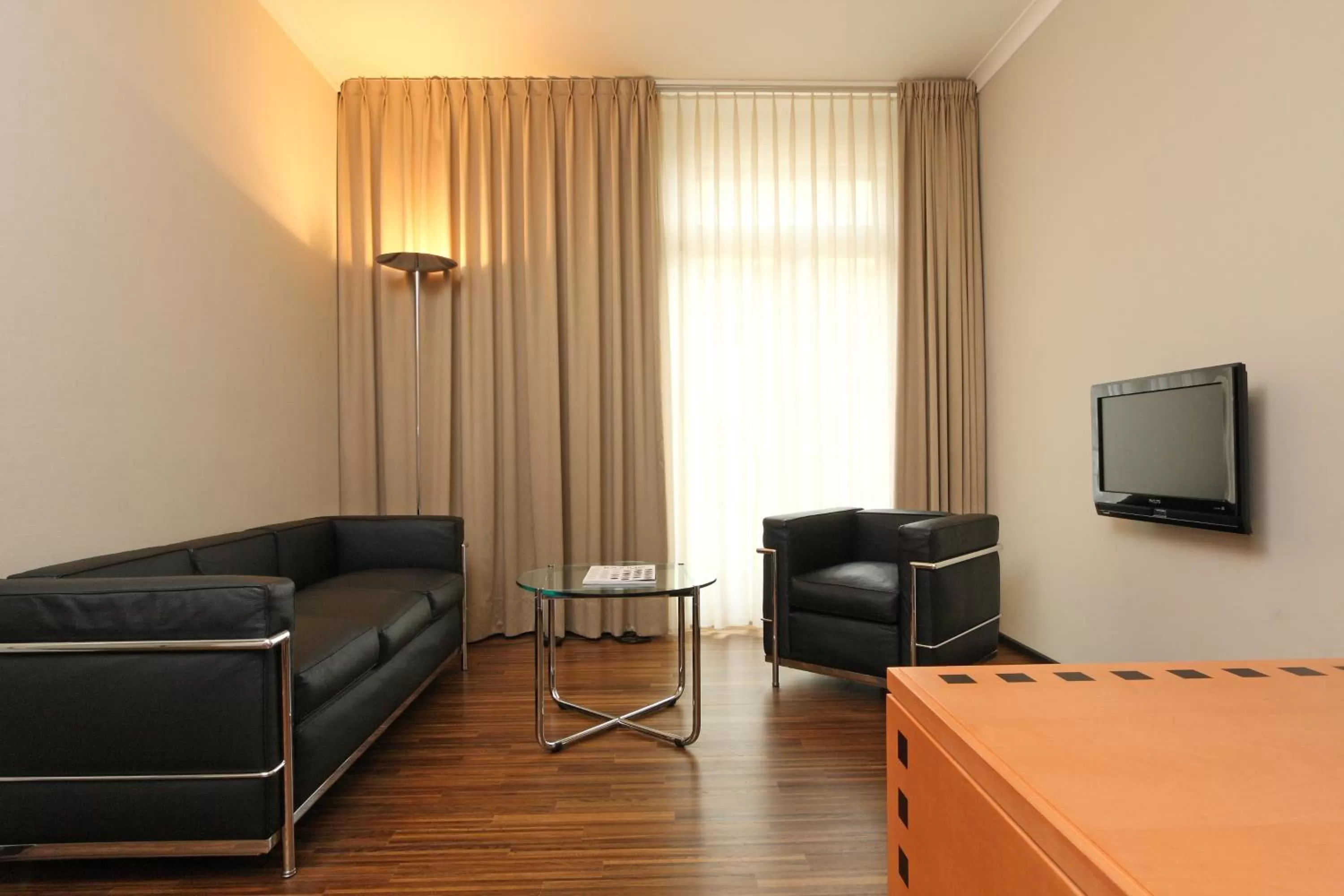 TV and multimedia in GLANDON Rooms Elite