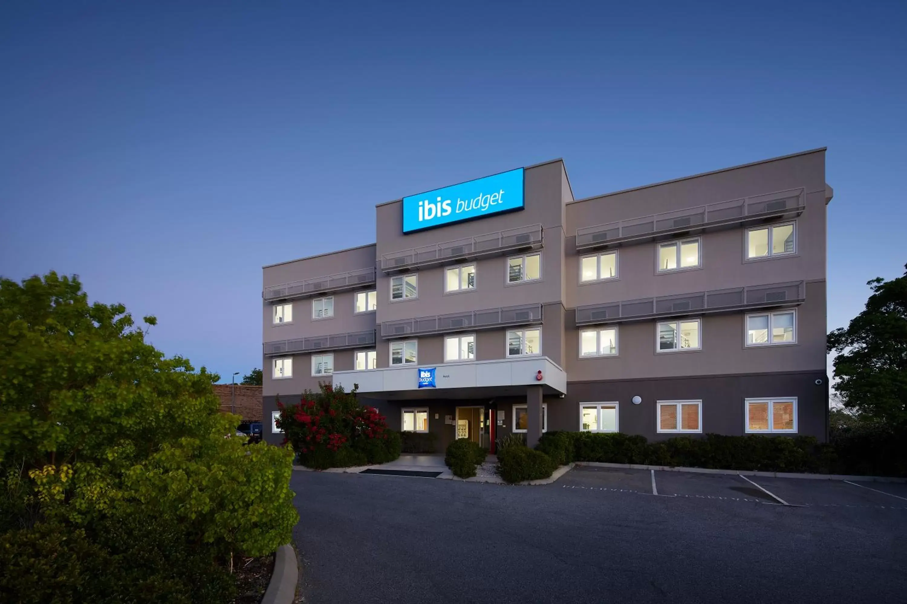Facade/entrance, Property Building in ibis Budget Perth Airport