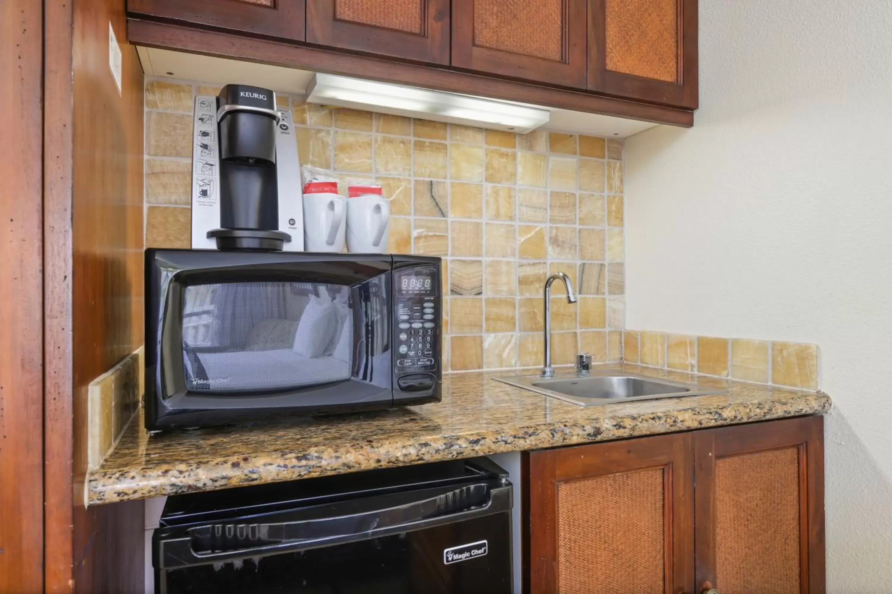 minibar, Kitchen/Kitchenette in Aston Islander On The Beach