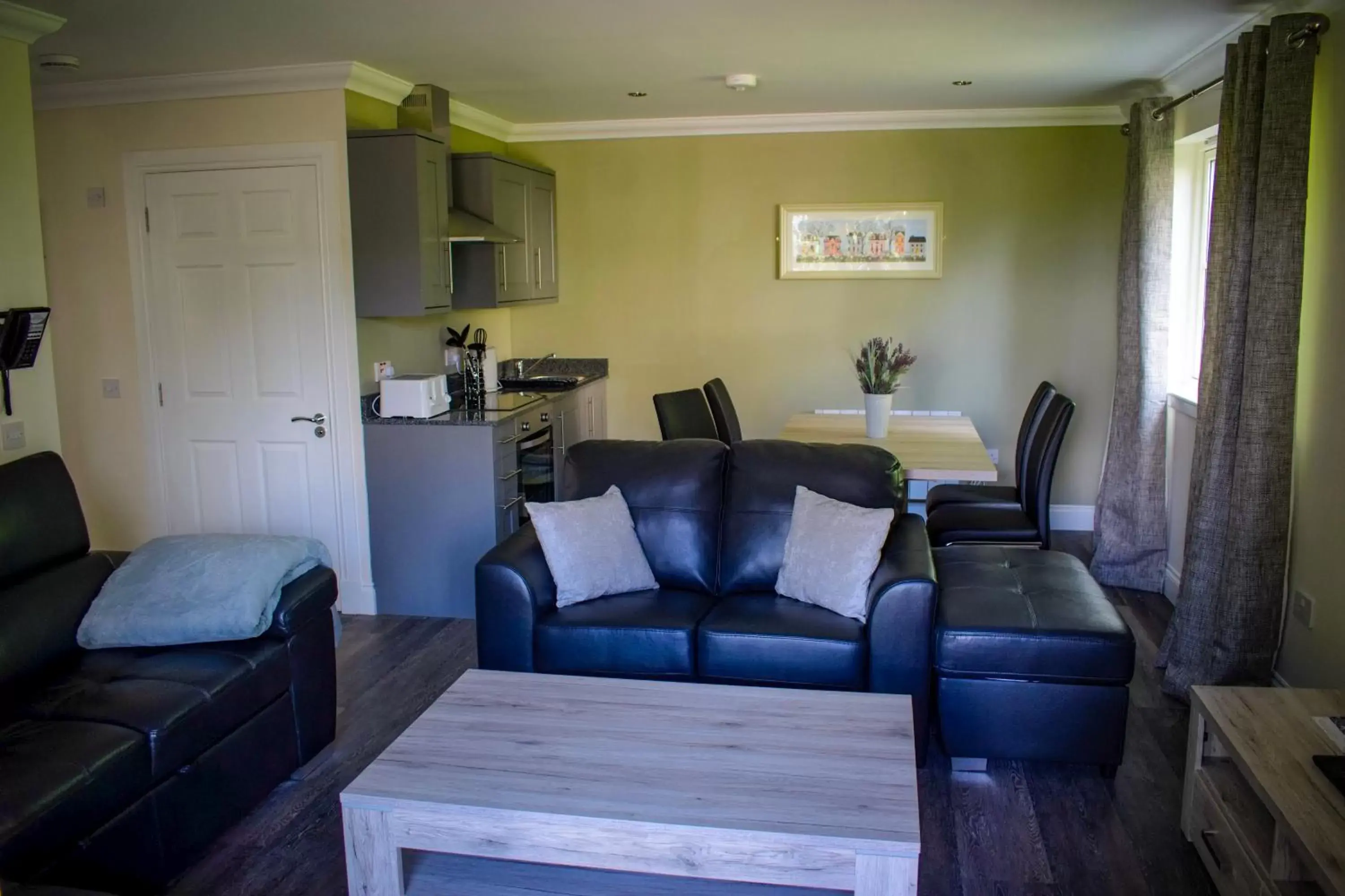 Three-Bedroom House in Inglewood House and Spa Three-Bedroom House in Inglewood House and Spa