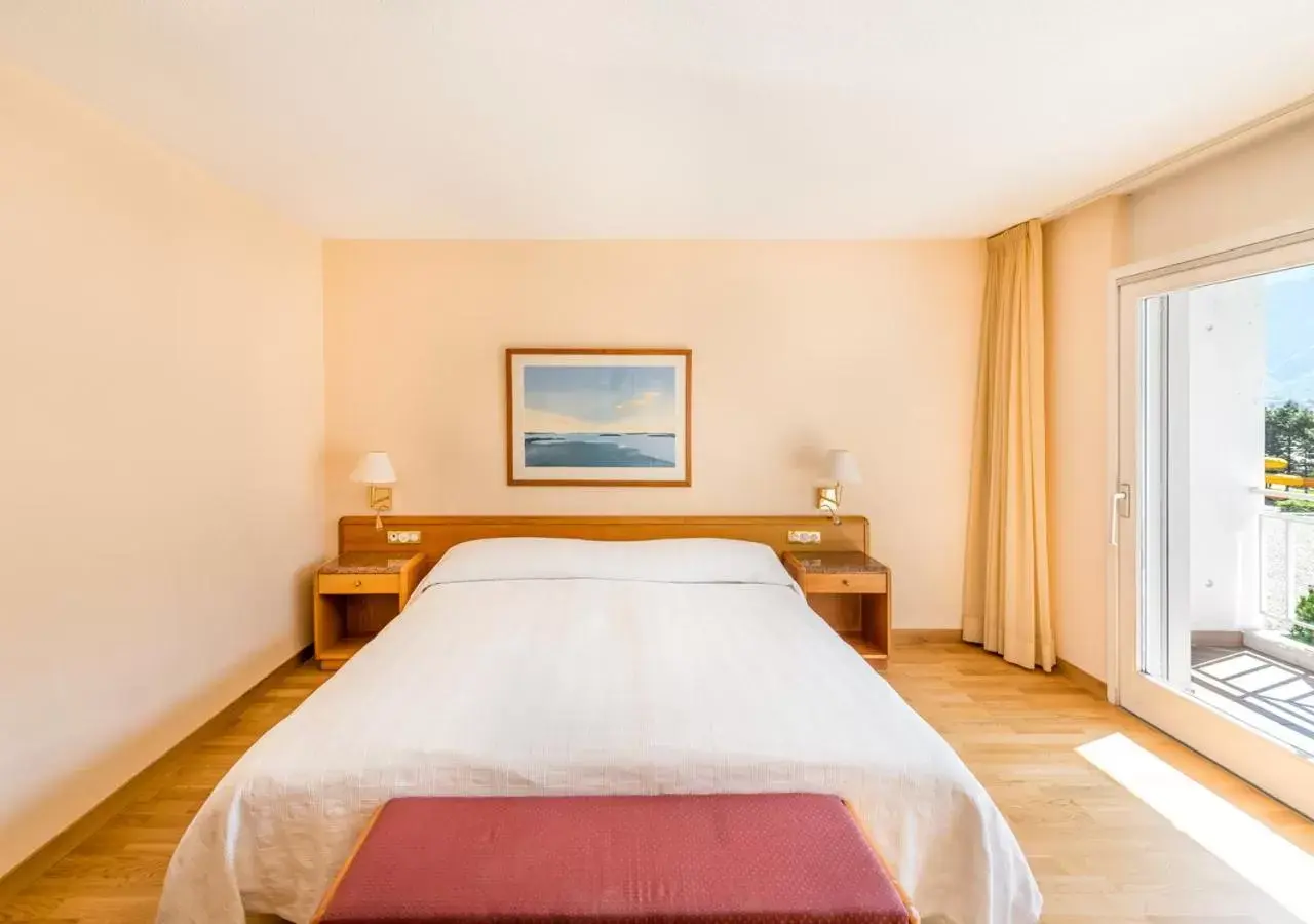 Bedroom, Bed in Hôtel des Bains de Saillon