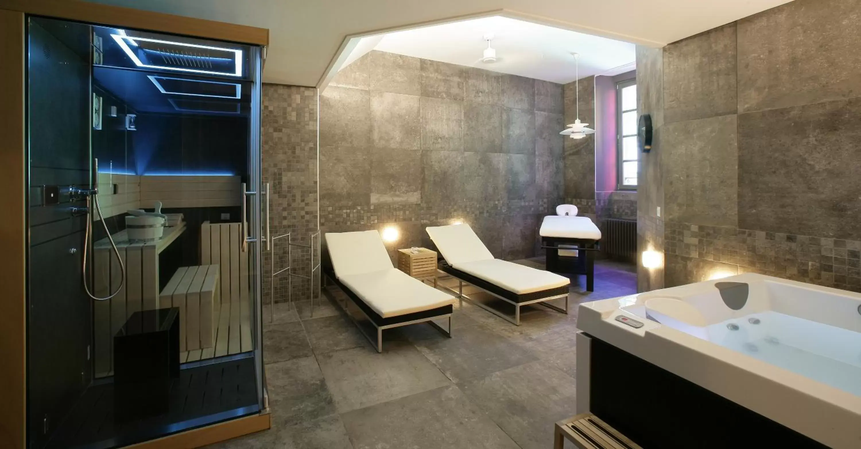 Hot Tub, Bathroom in Les Maisons du Pont