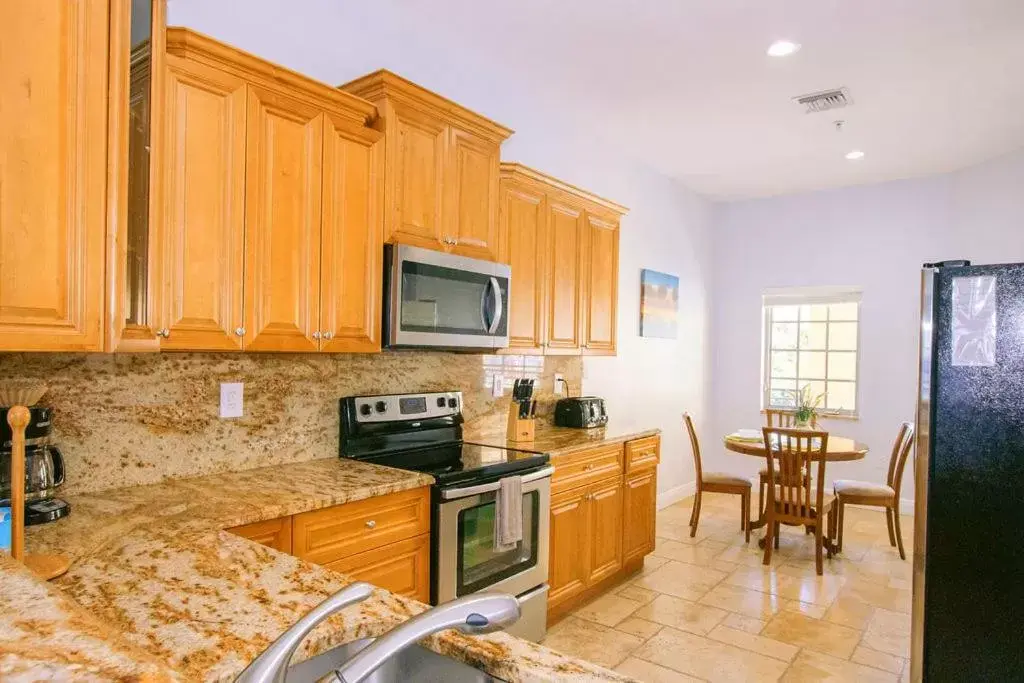 Kitchen/Kitchenette in Vistalmar Beach Resort