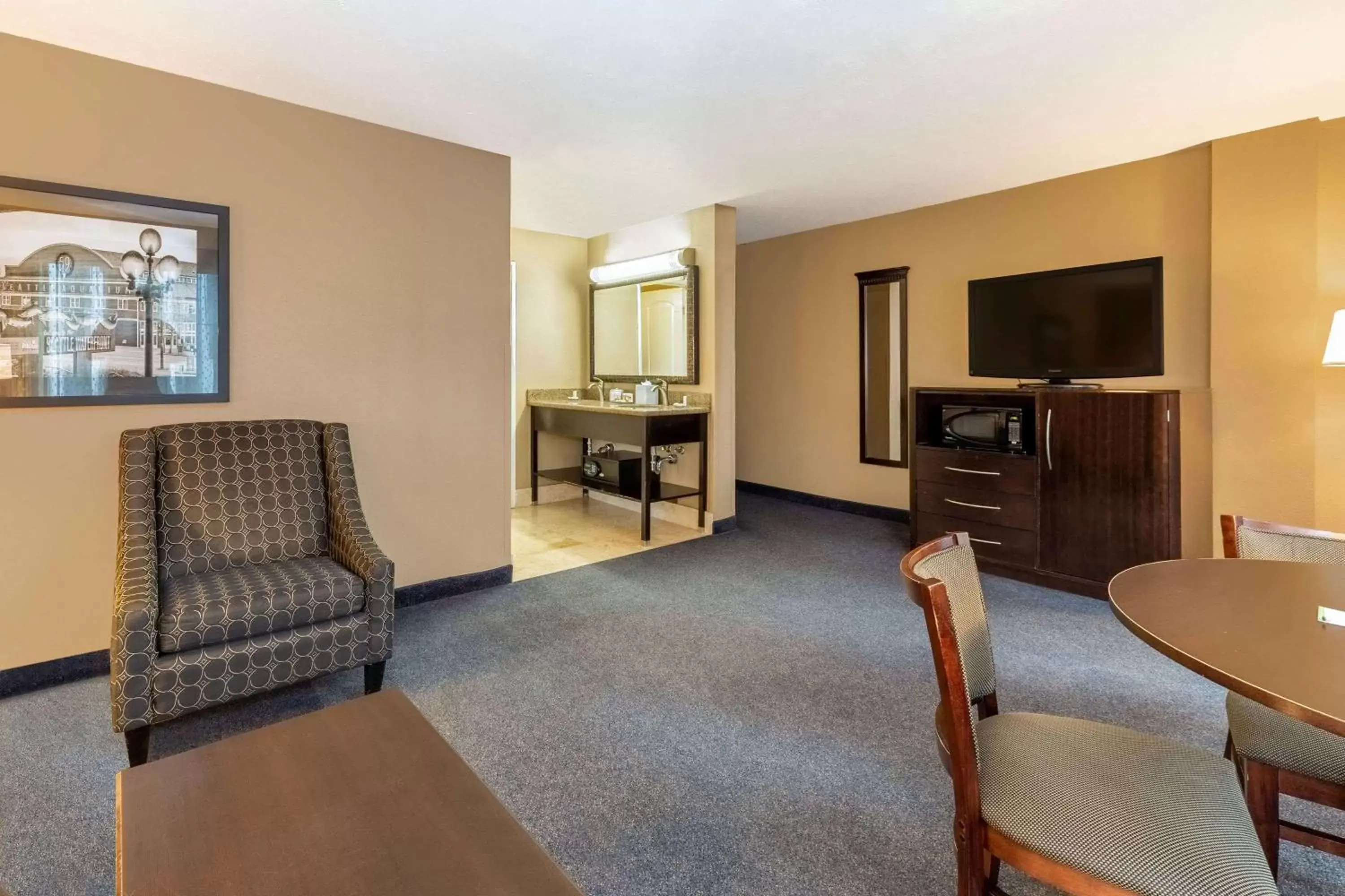 Photo of the whole room, Seating Area in La Quinta by Wyndham Seattle Downtown