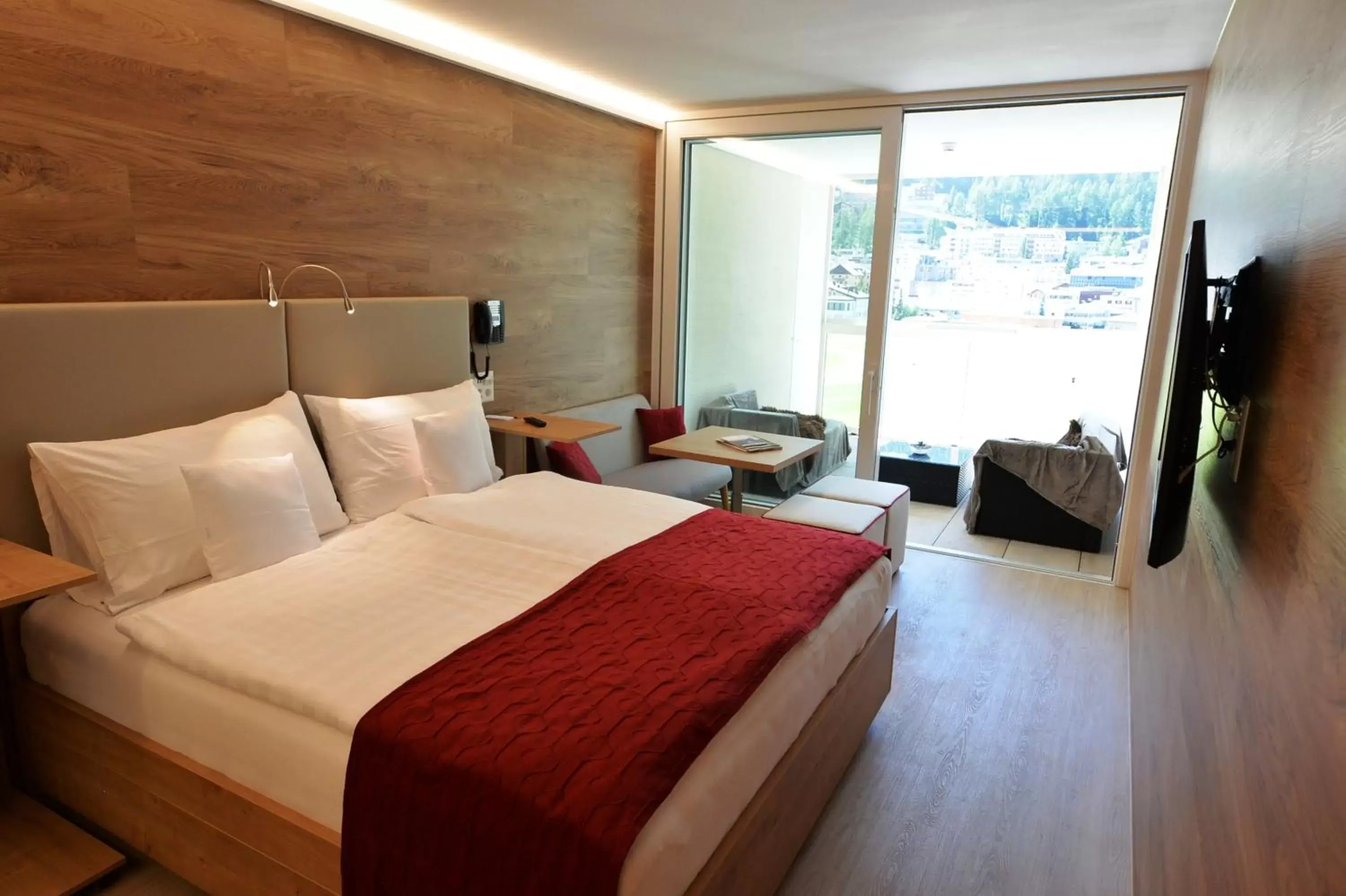 Photo of the whole room, Bed in Hotel Sonne St. Moritz 3* Superior