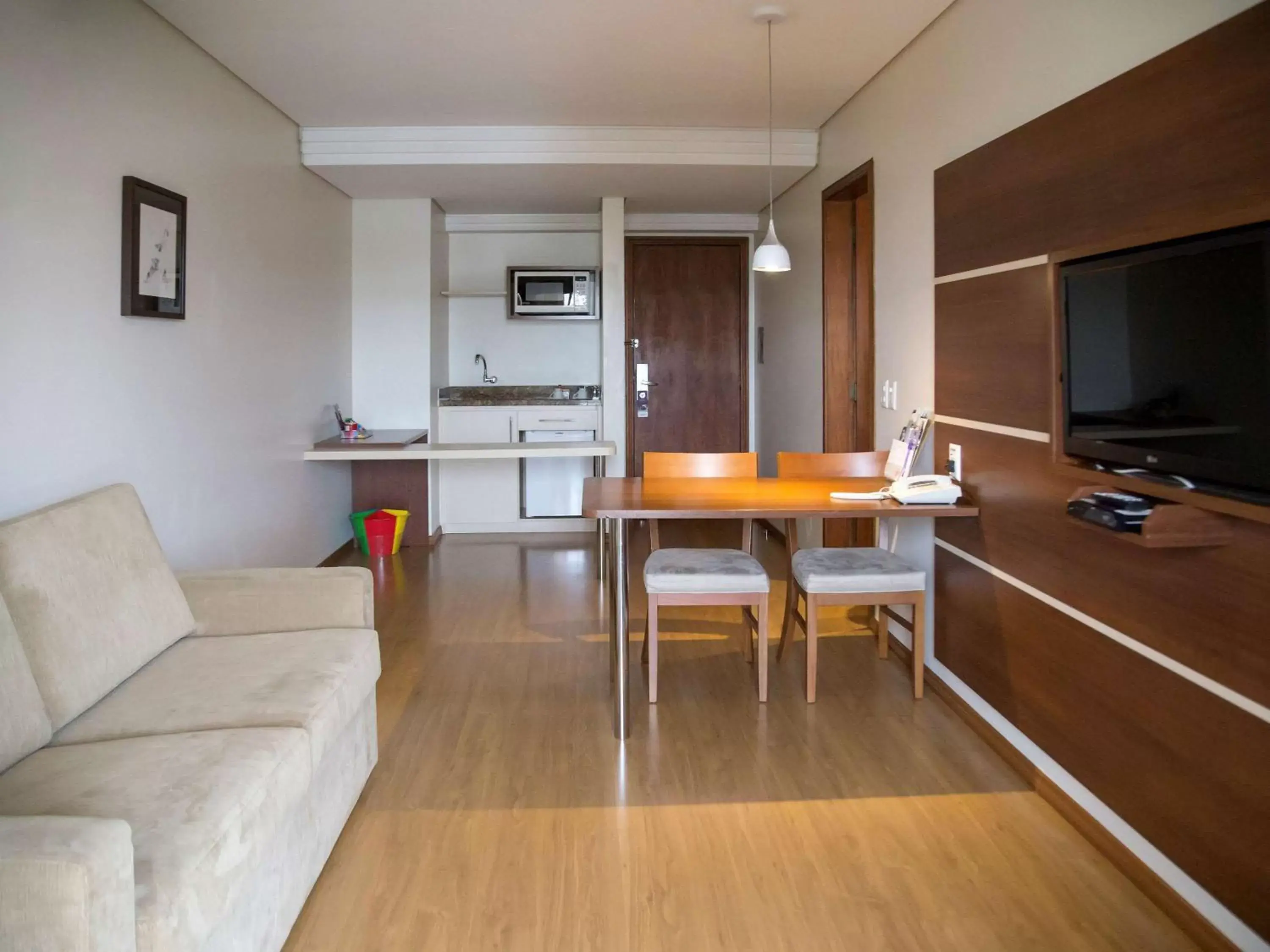 Photo of the whole room, Seating Area in Mercure Curitiba Golden