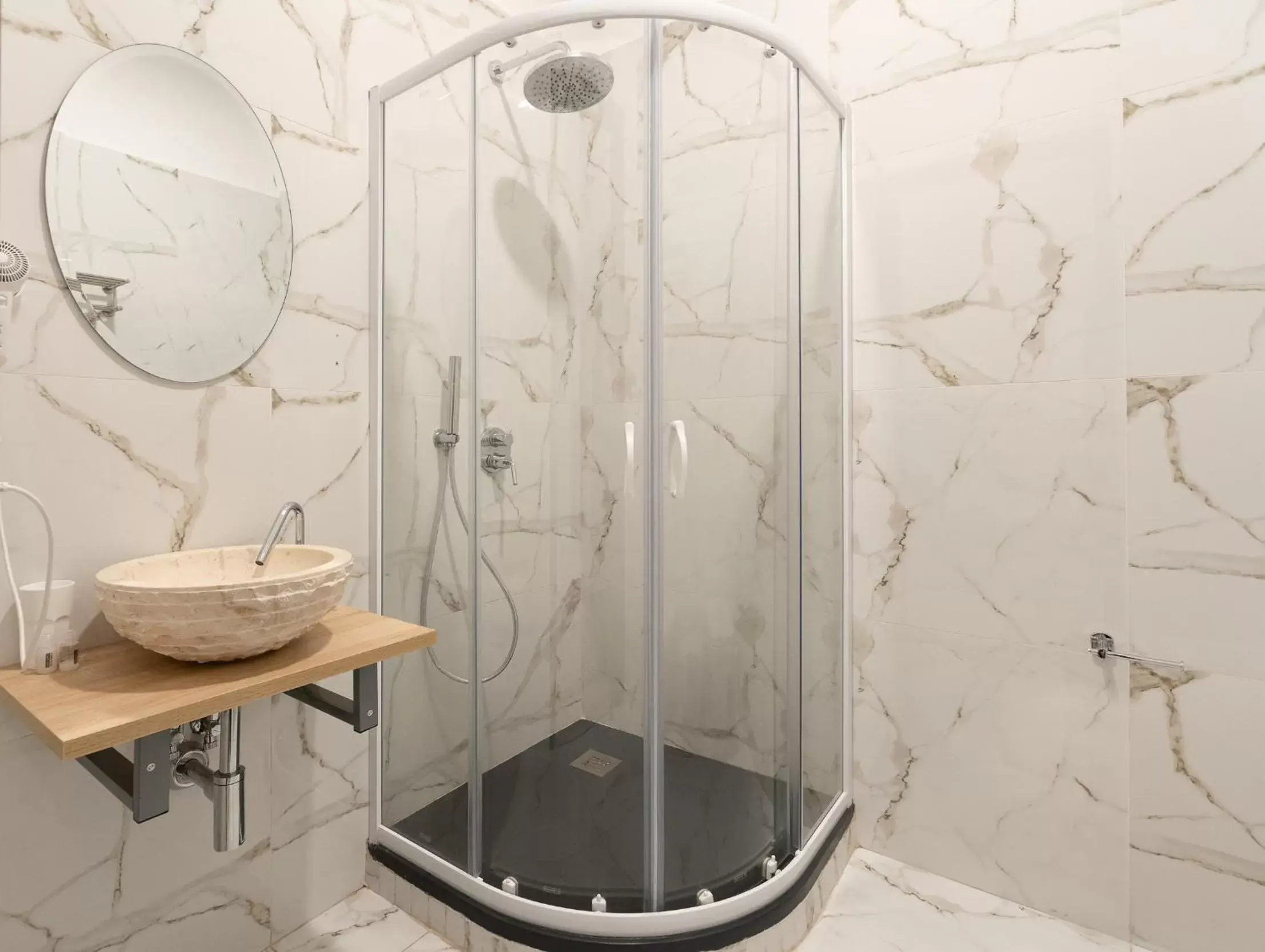 Shower, Bathroom in Regina Margherita - Bed and Breakfast & Rooftop Lounge Bar