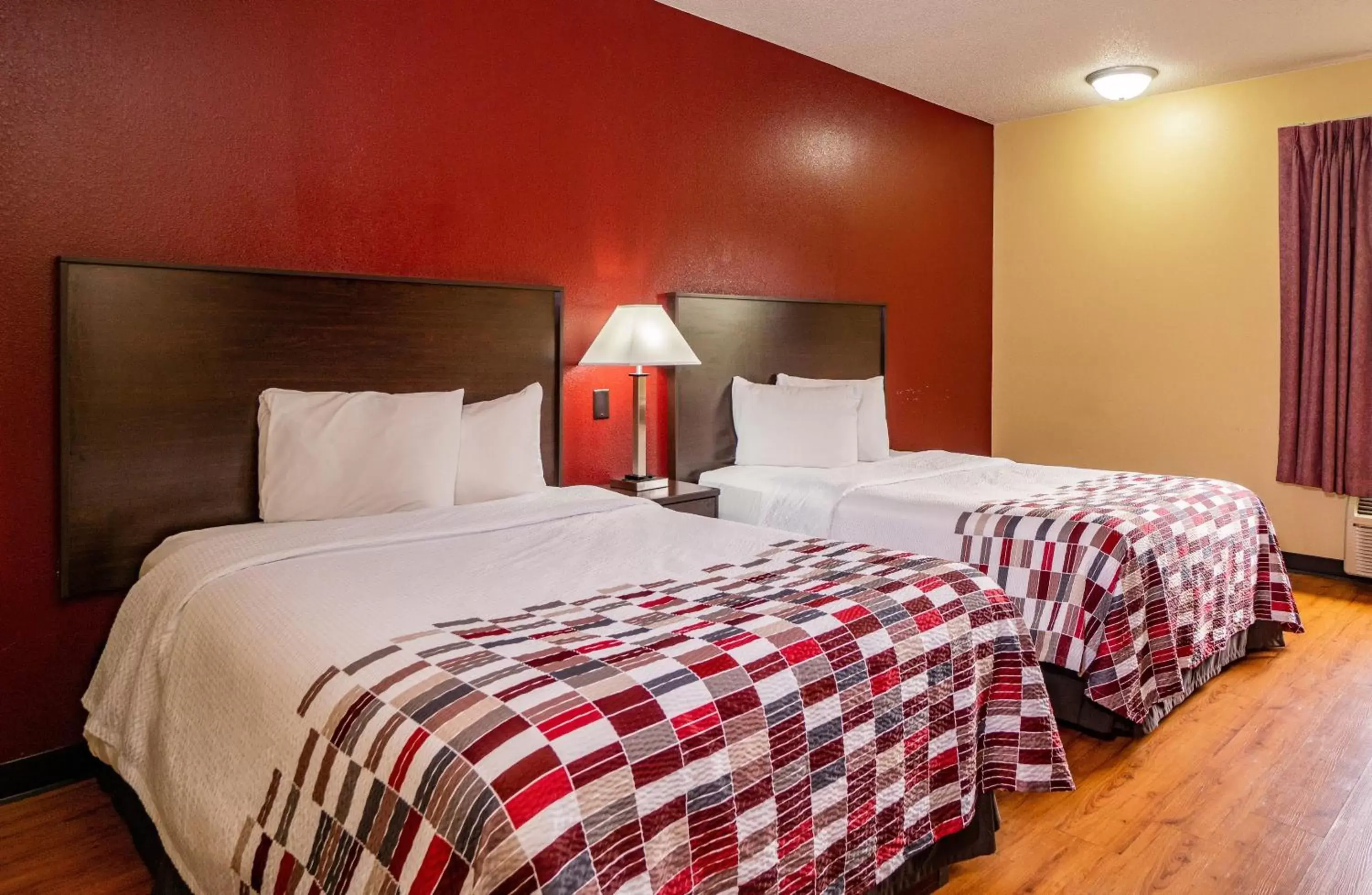 Photo of the whole room, Bed in Red Roof Inn & Suites Indianapolis Airport