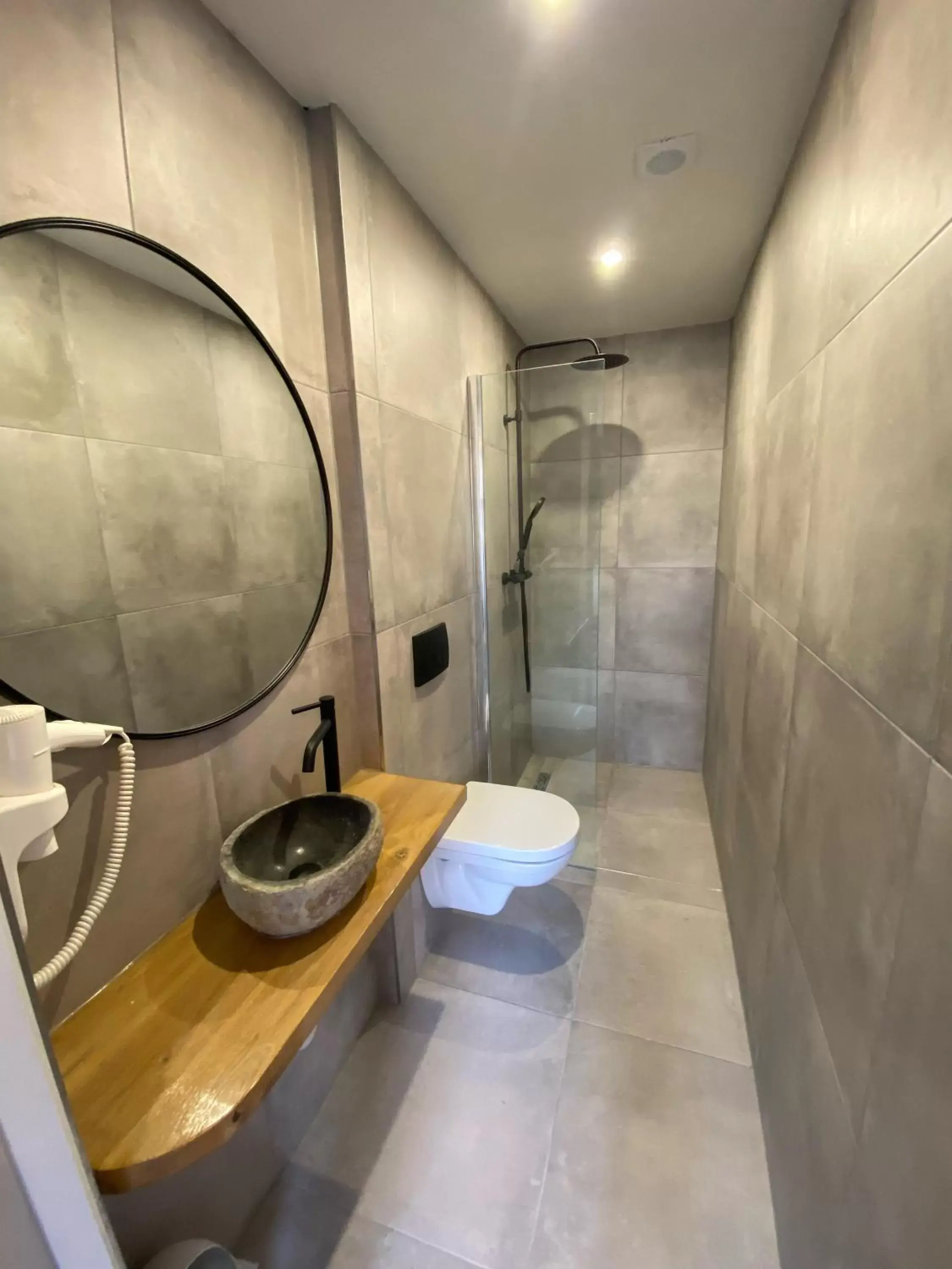 Shower, Bathroom in Hotel Bridges House Delft