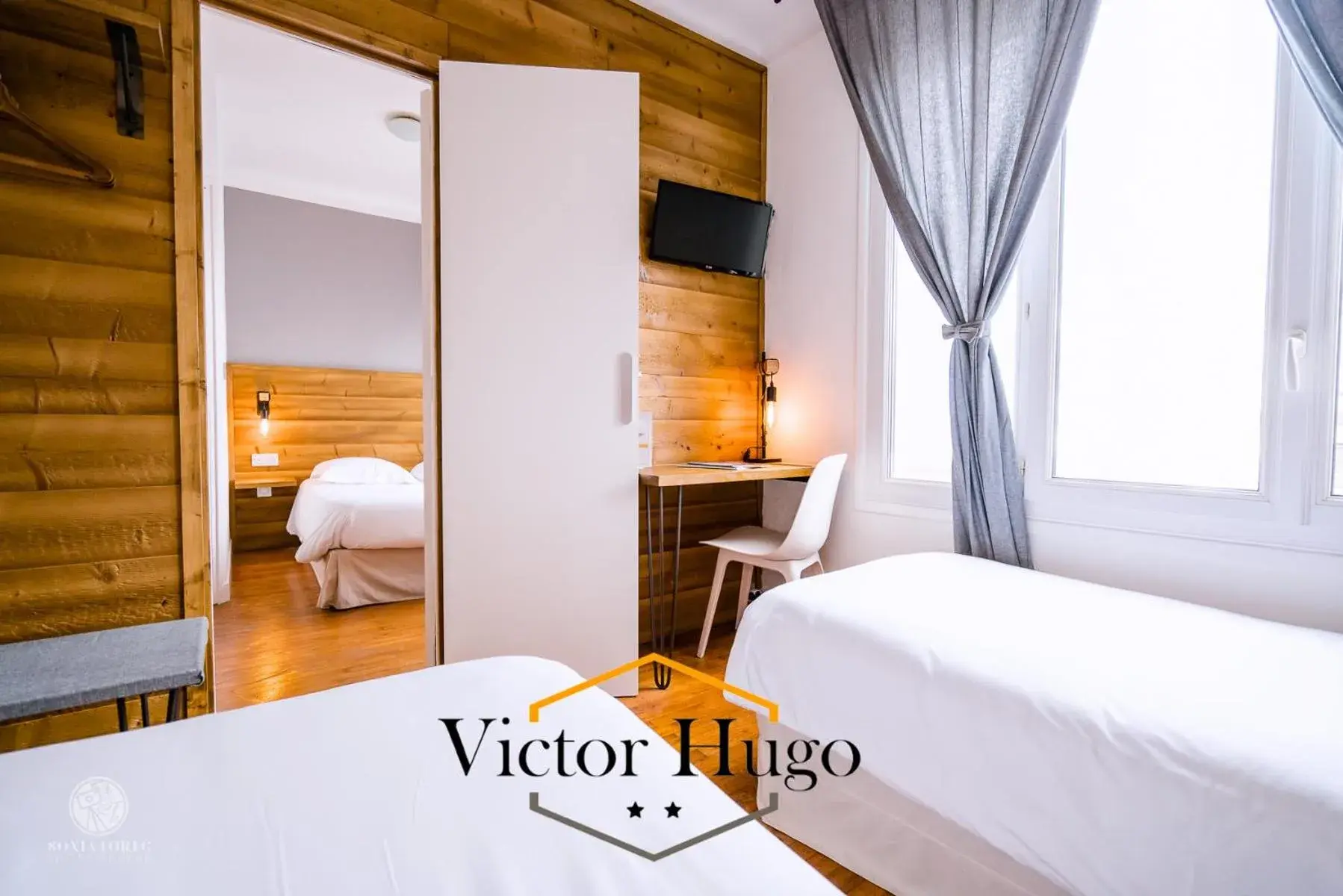 Bed in Hôtel Victor Hugo Lorient