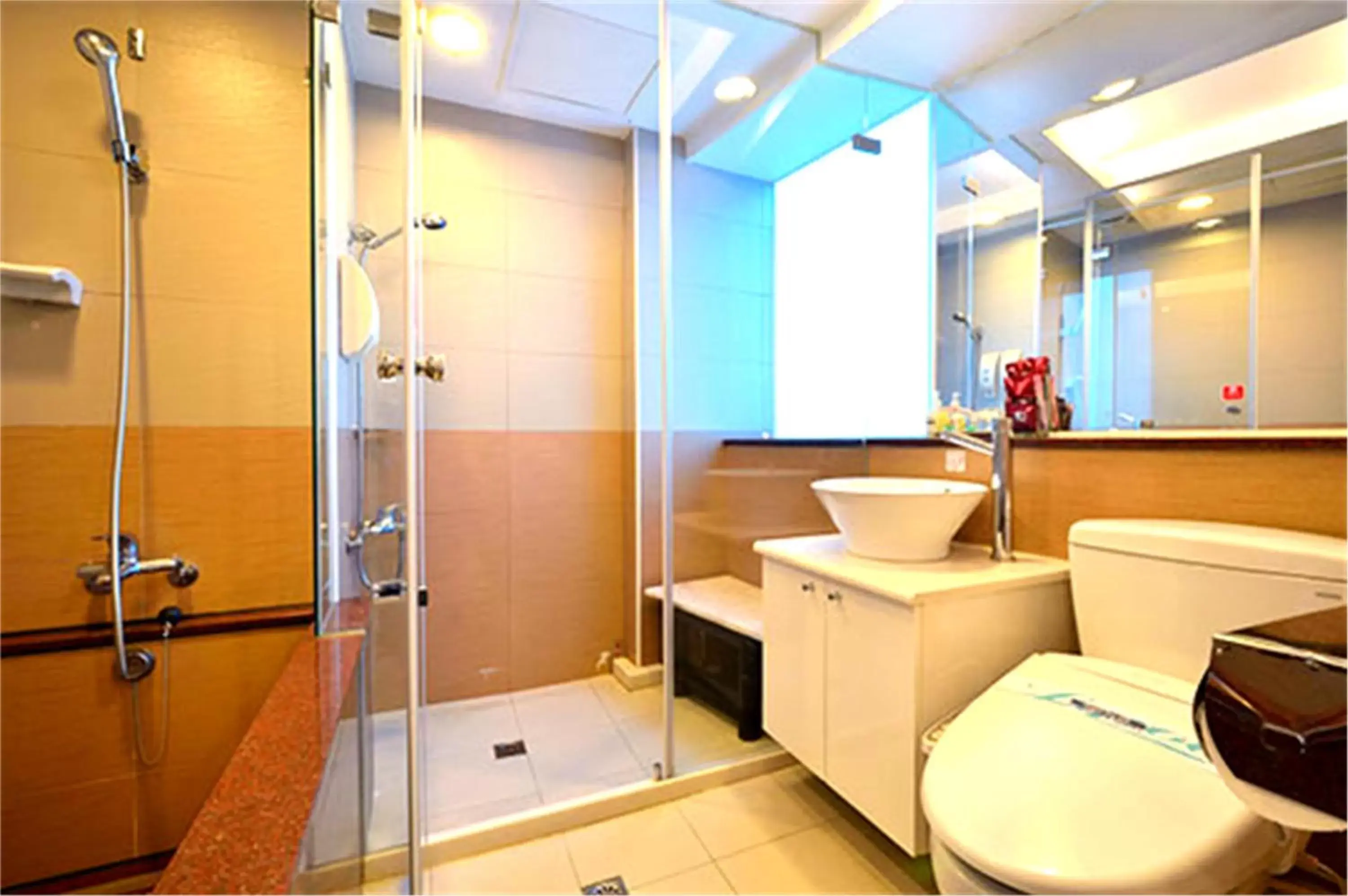 Toilet, Bathroom in Yomi Hotel - ShuangLian MRT