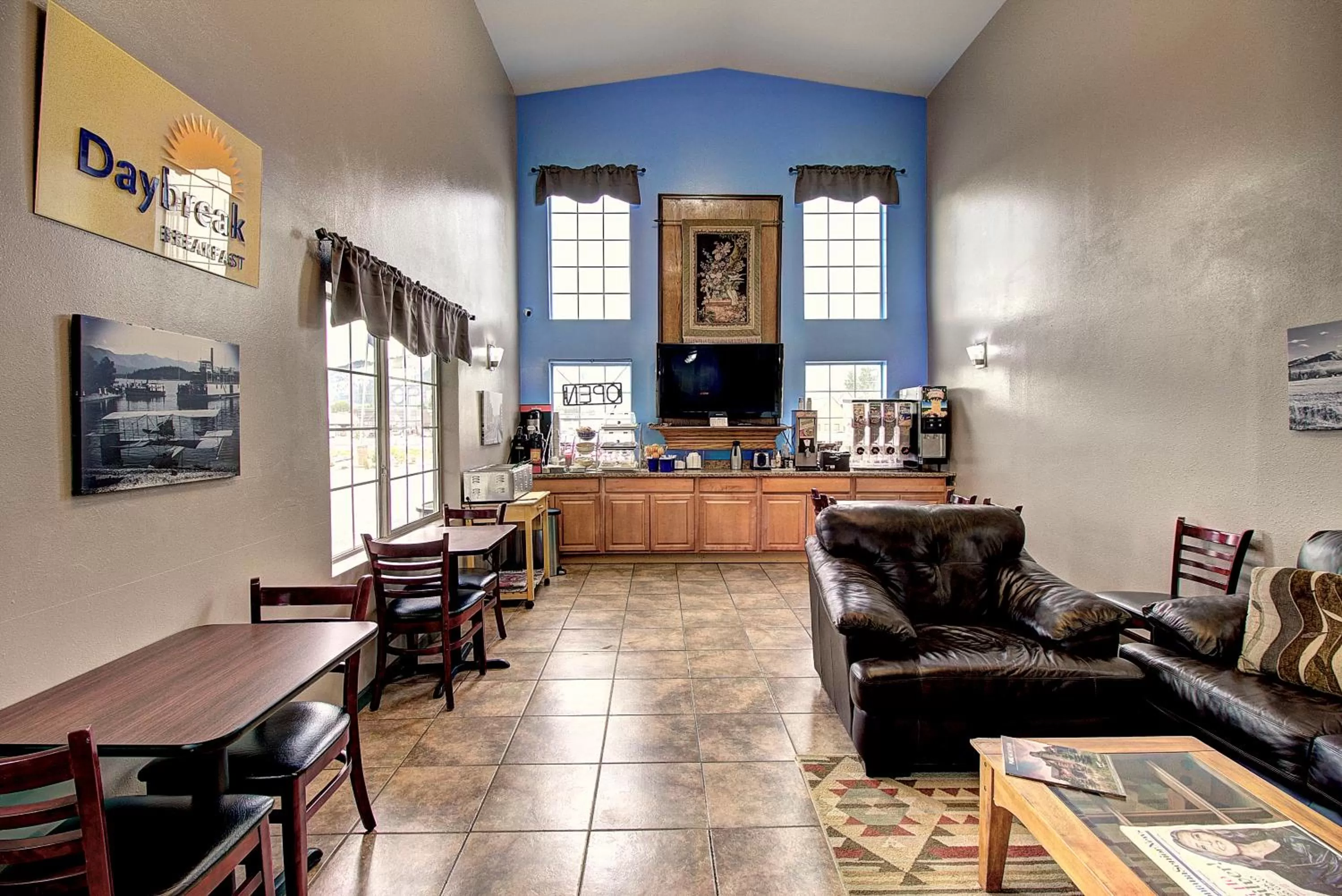 Seating area in Days Inn & Suites by Wyndham Lolo
