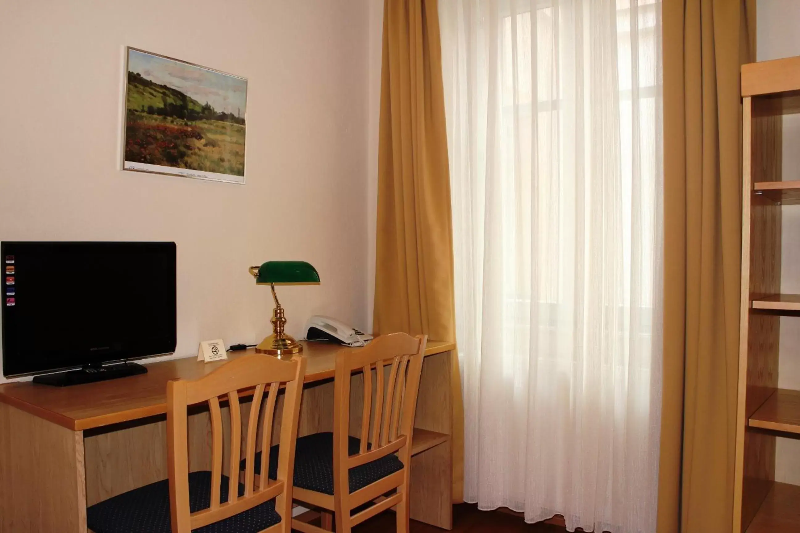 Bedroom, TV/Entertainment Center in Hotel Graf Stadion