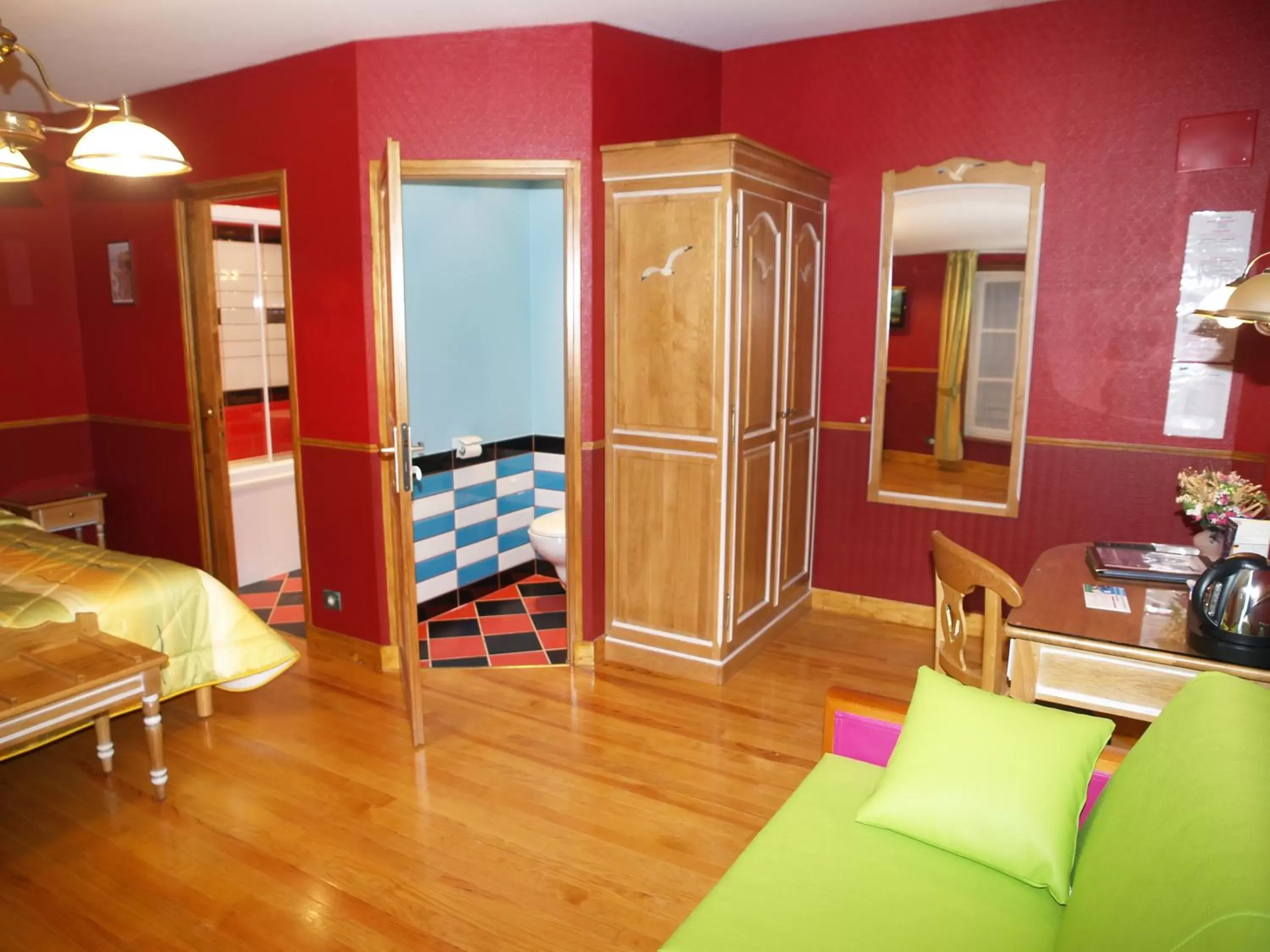 Photo of the whole room, Bed in Hôtel De Calais Photo of the whole room, Bed in Hôtel De Calais