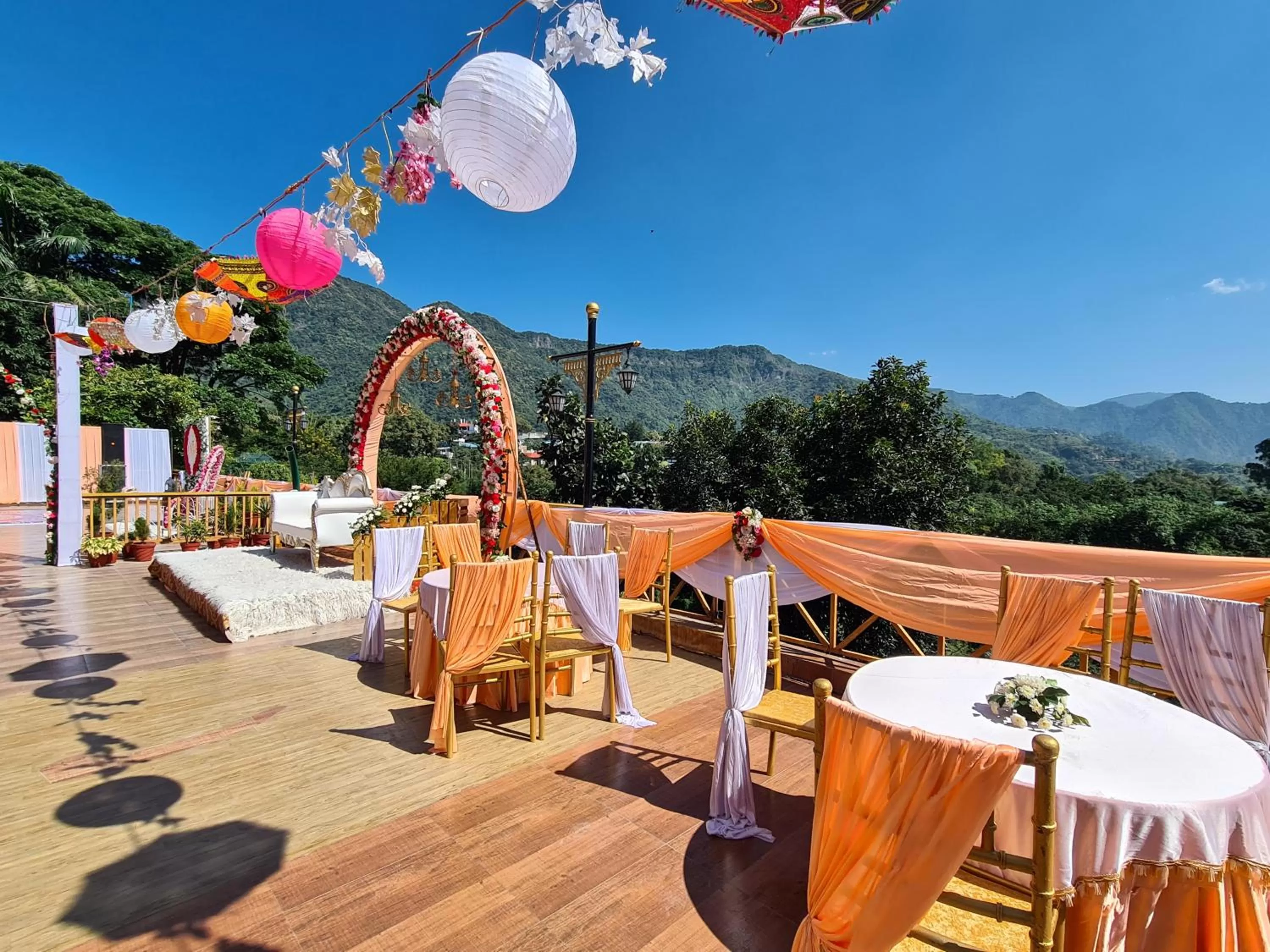 Restaurant/places to eat in Hotel Rajpur Heights