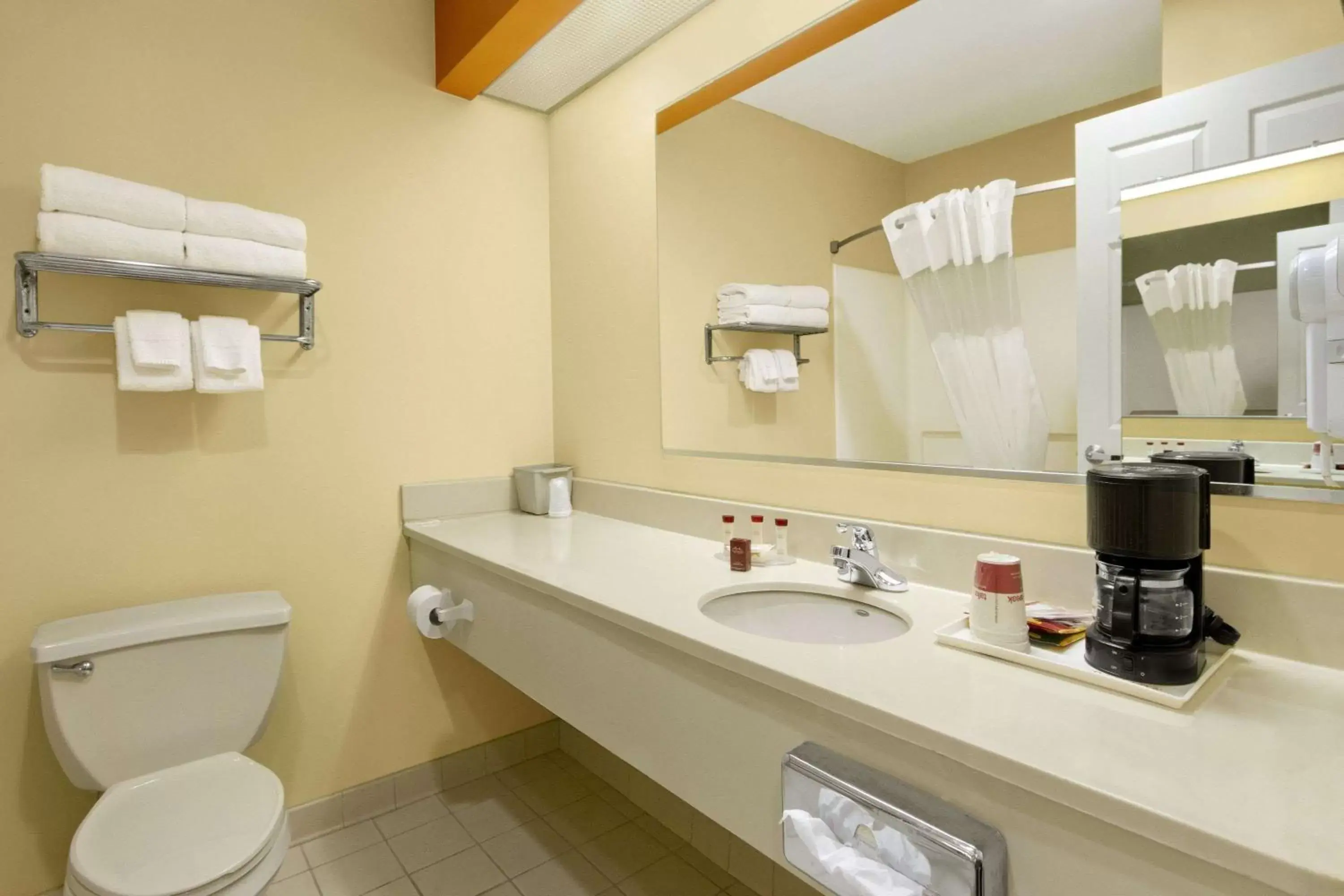 Photo of the whole room, Bathroom in Ramada Limited - Columbia