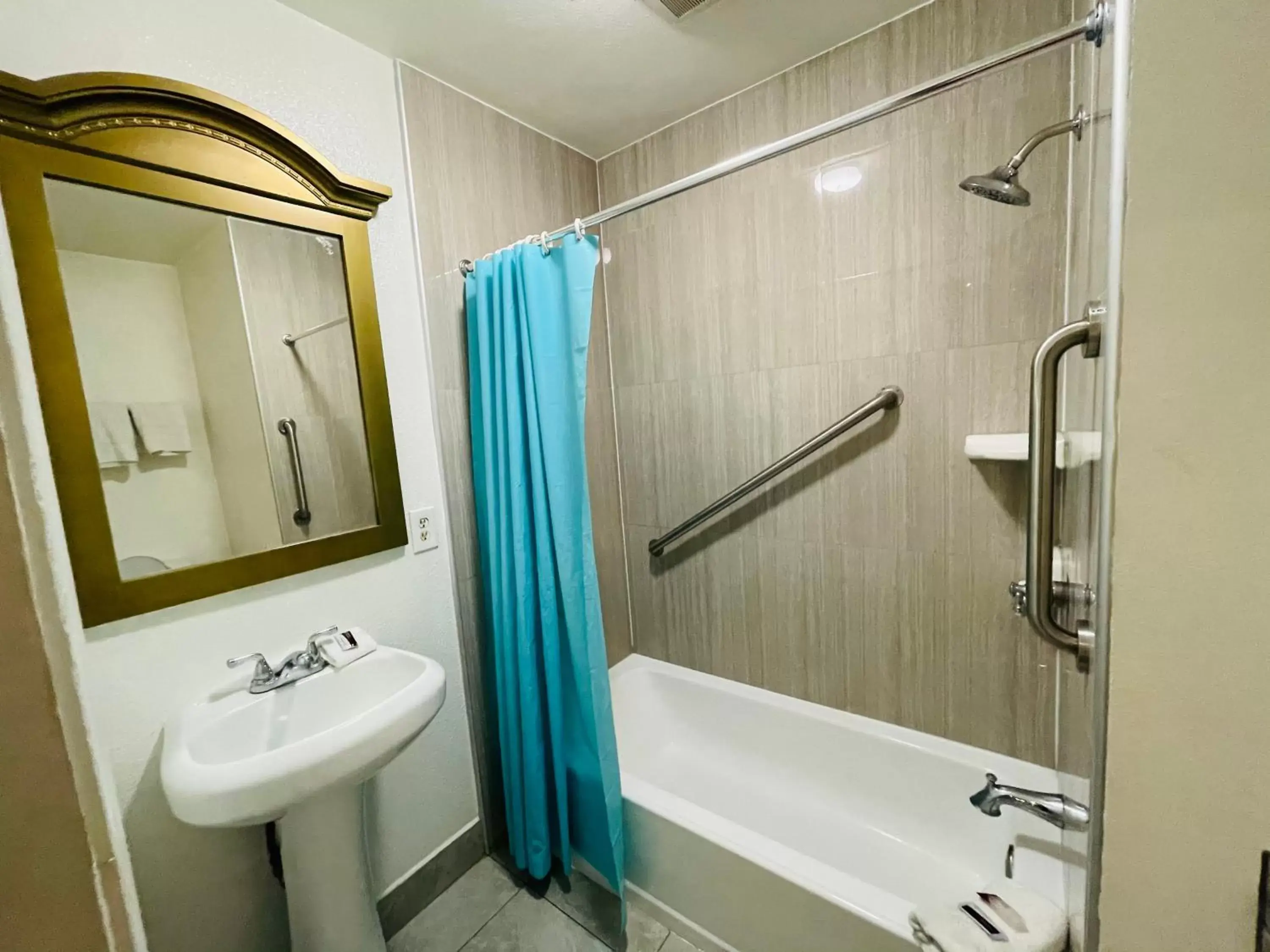 Bathroom in Casa Blanca Inn & Suites Whittier