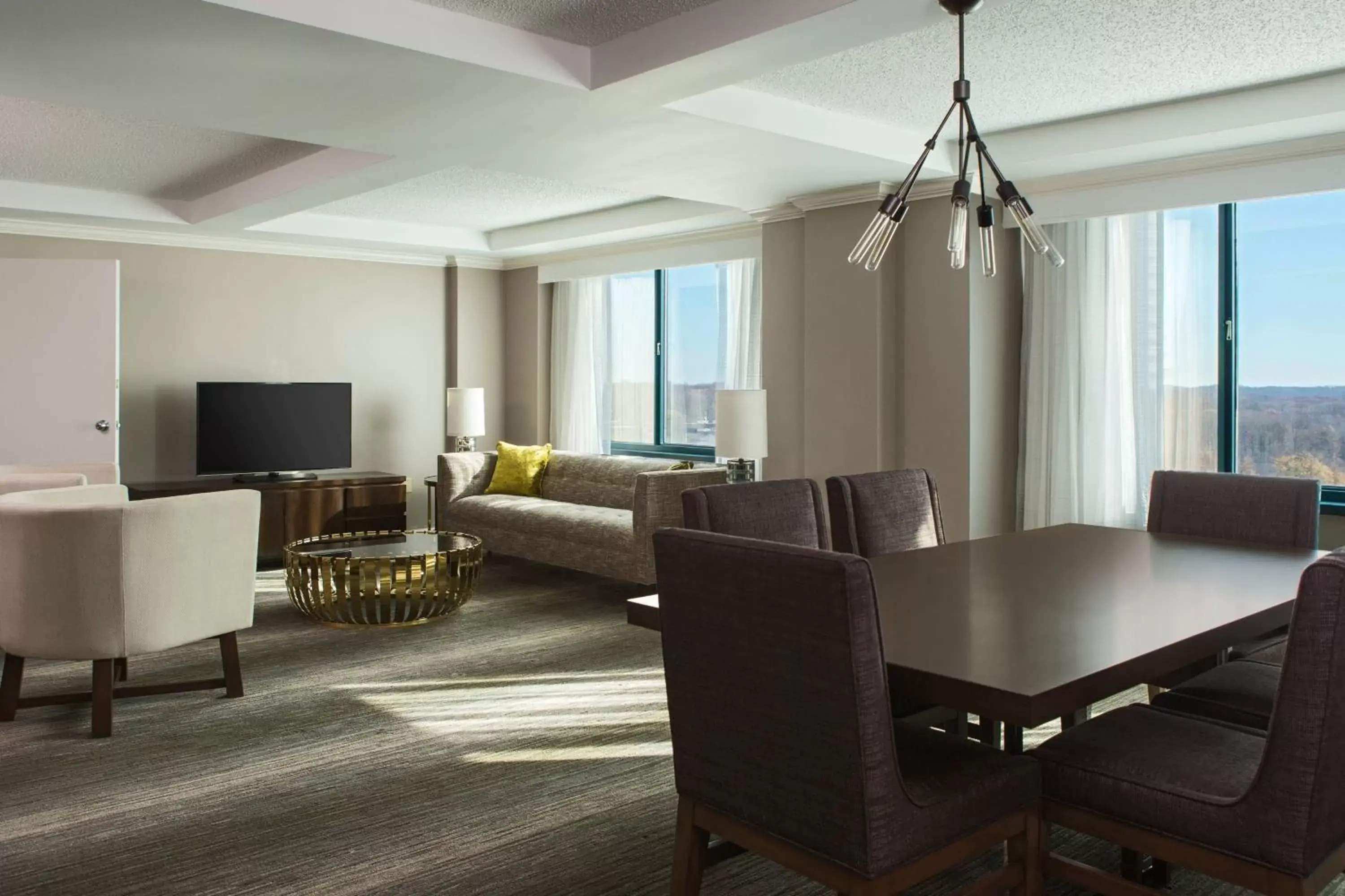 Bedroom, Seating Area in Falls Church Marriott Fairview Park