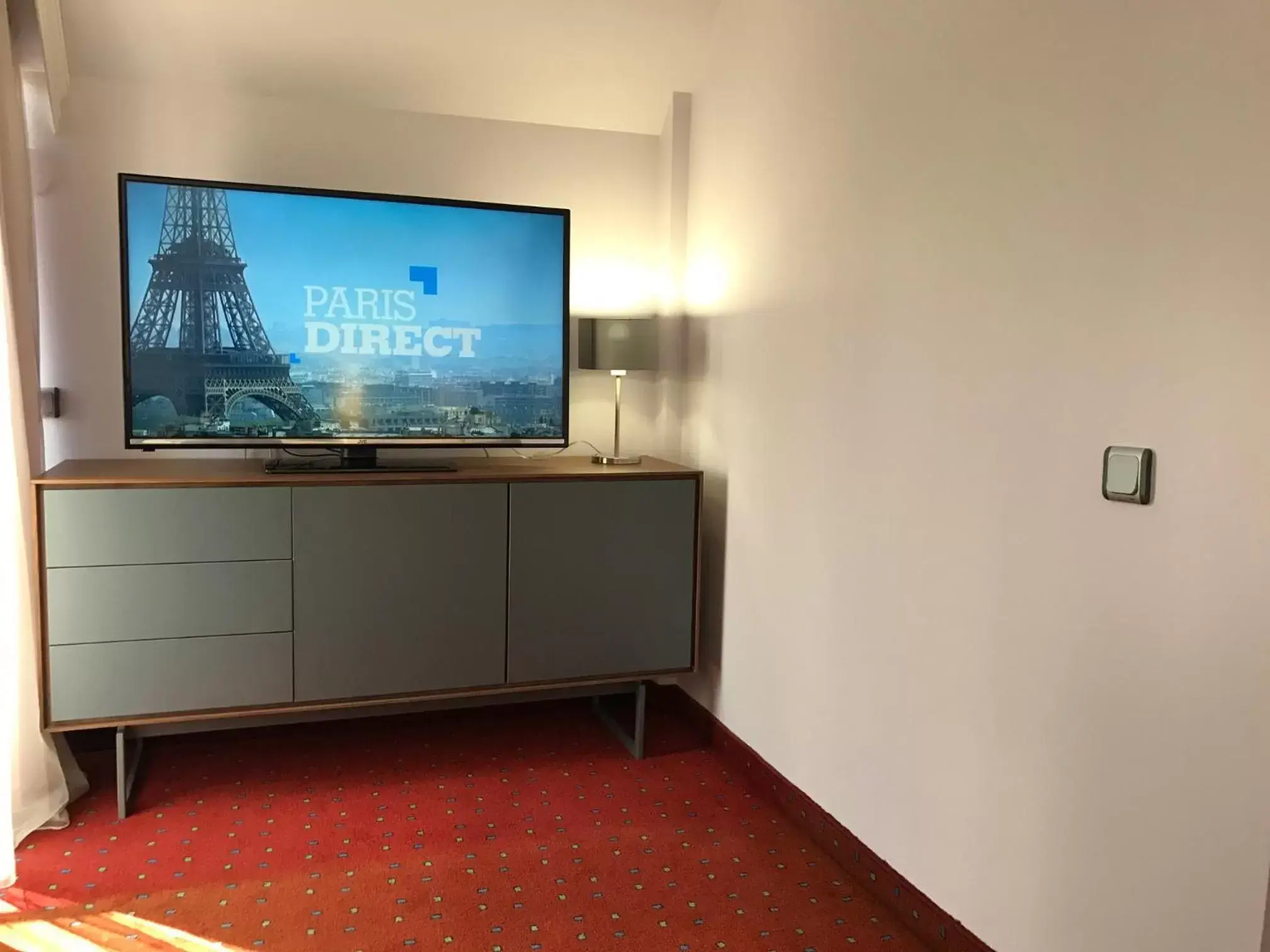 TV/Entertainment Center in Art 'Otel