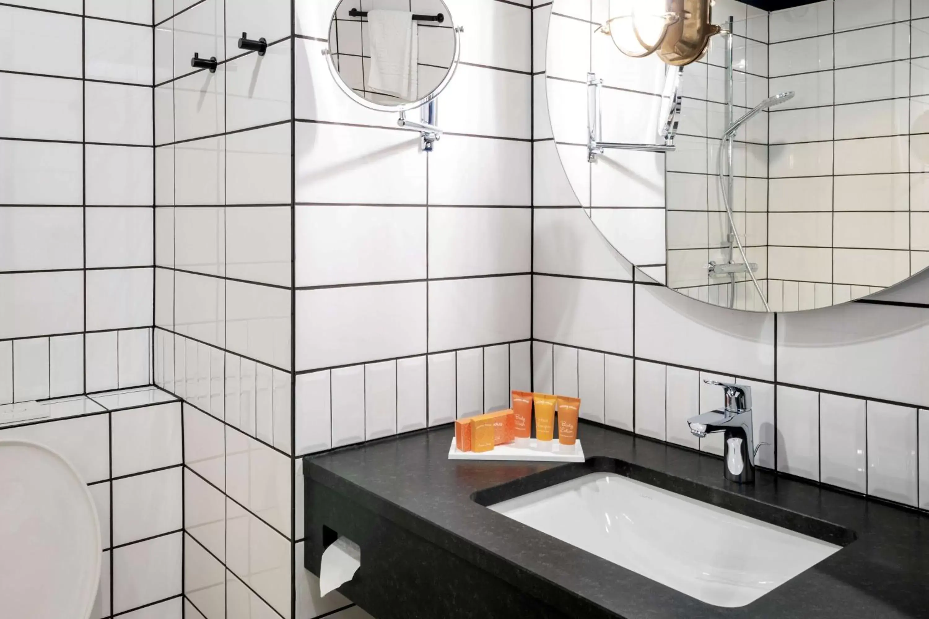 TV and multimedia, Bathroom in Vienna House by Wyndham Amber Baltic Miedzyzdroje