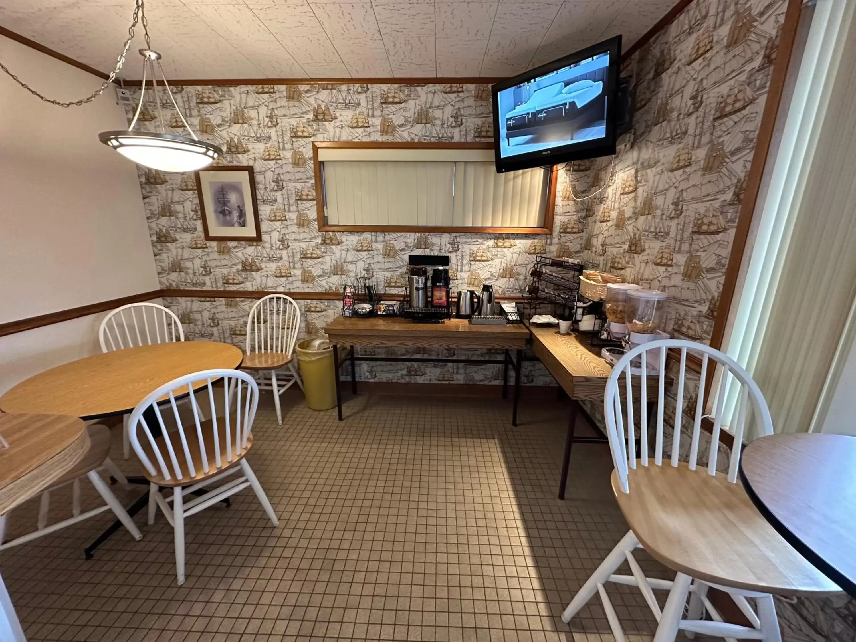 Kitchen/Kitchenette in Winchester Bay Inn