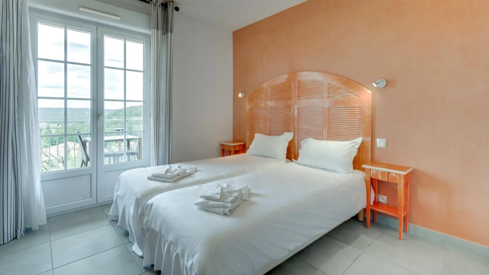 Photo of the whole room, Bed in Vacancéole – Le Domaine de Camiole