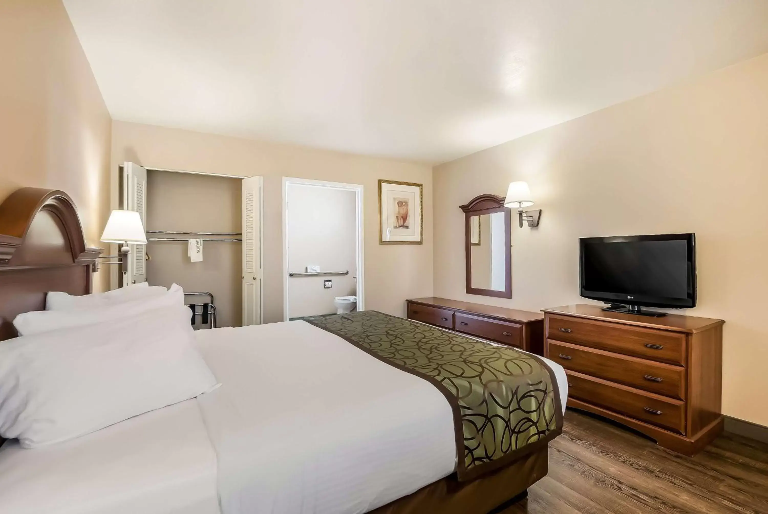 Bedroom, TV/Entertainment Center in SureStay Hotel by Best Western Fernley