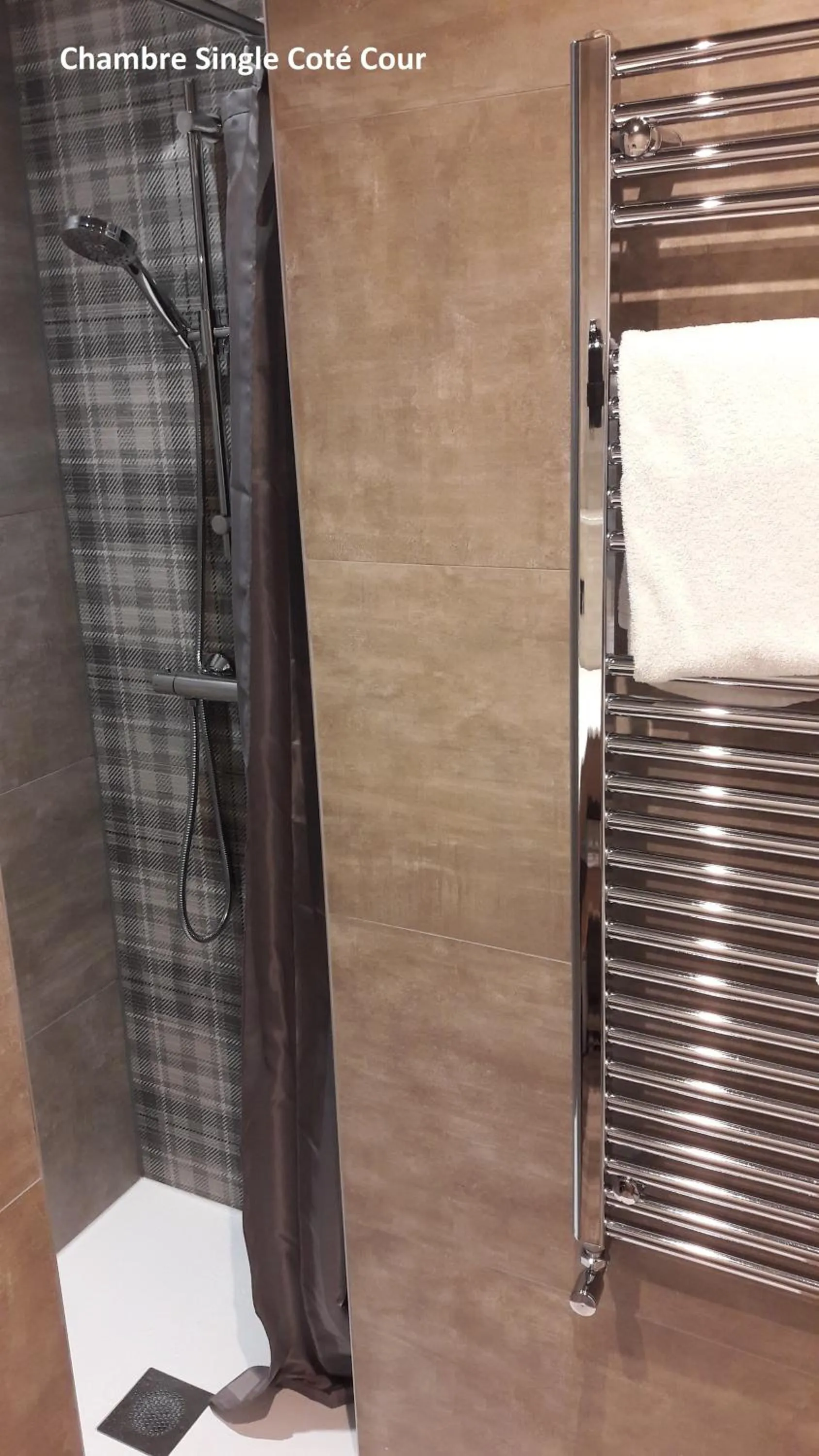 Shower in Hôtel Les Brises