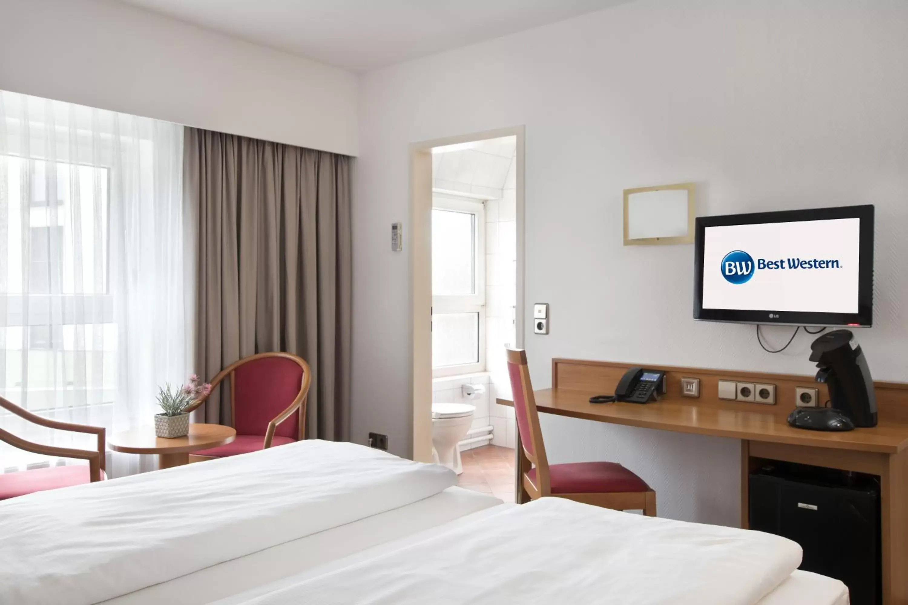 Photo of the whole room, Bed in Best Western Queens Hotel Pforzheim-Niefern