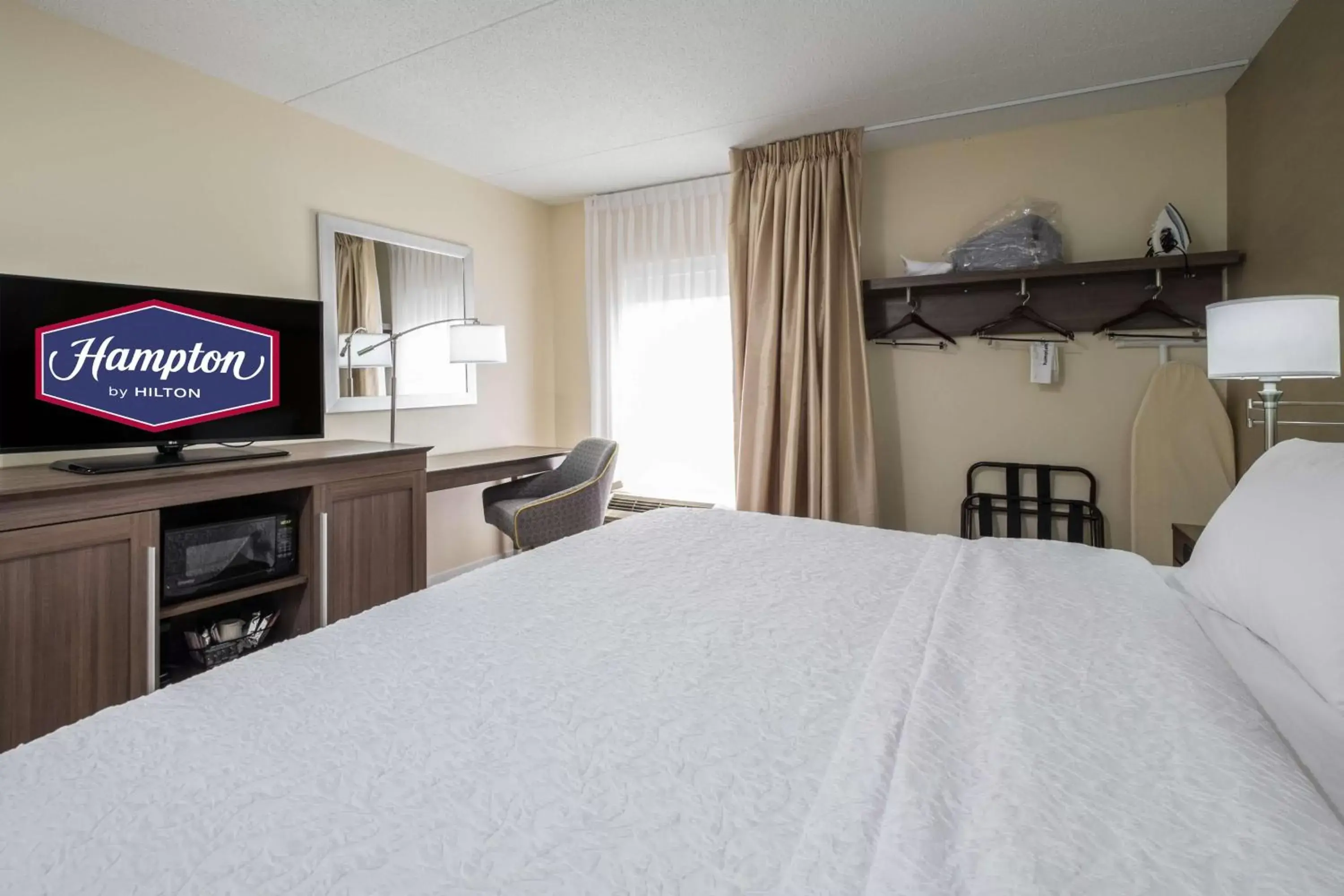 Bedroom, TV/Entertainment Center in Hampton Inn Freeport/Brunswick