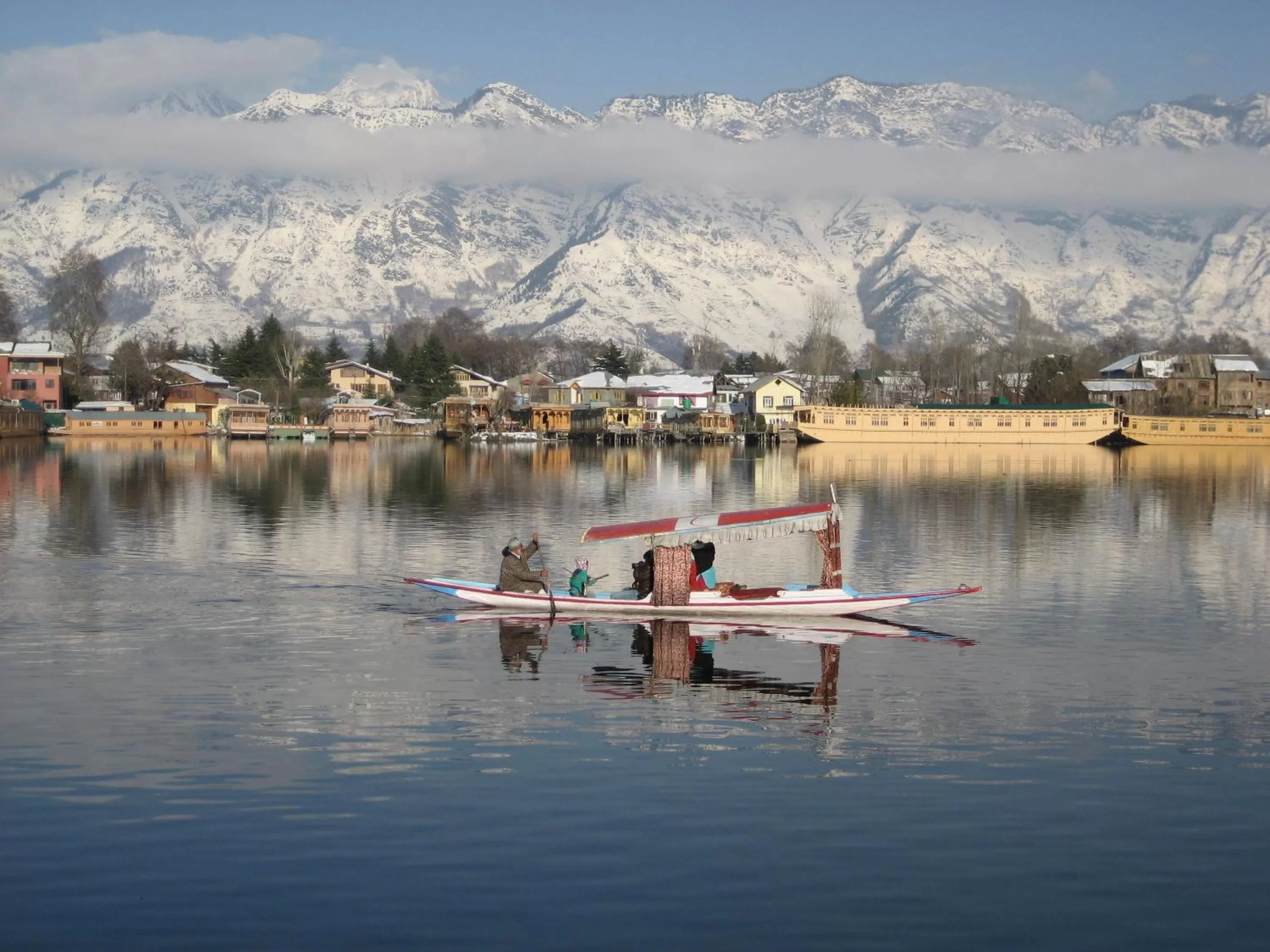 People in Wangnoo Heritage Houseboats