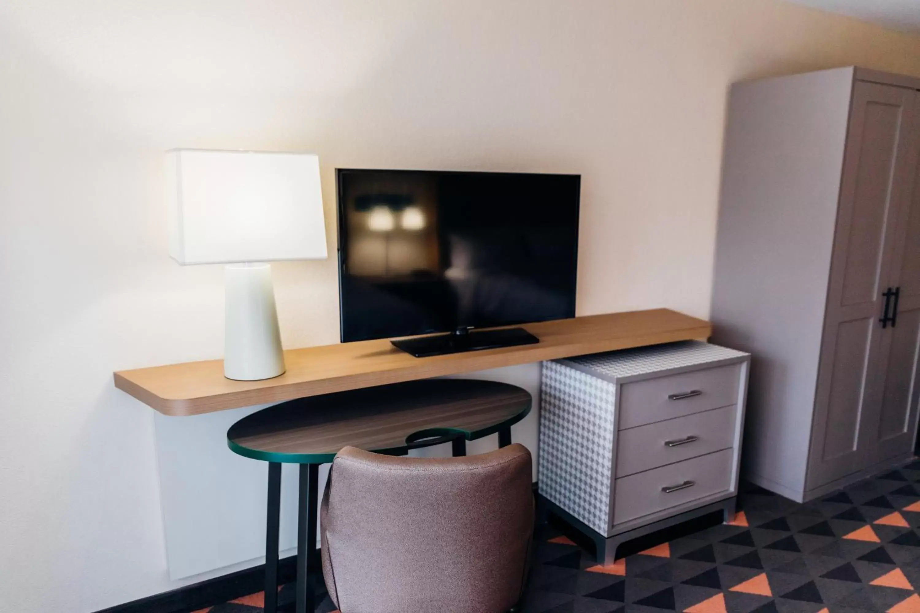 Photo of the whole room, TV/Entertainment Center in Holiday Inn & Suites Phoenix-Mesa-Chandler, an IHG Hotel