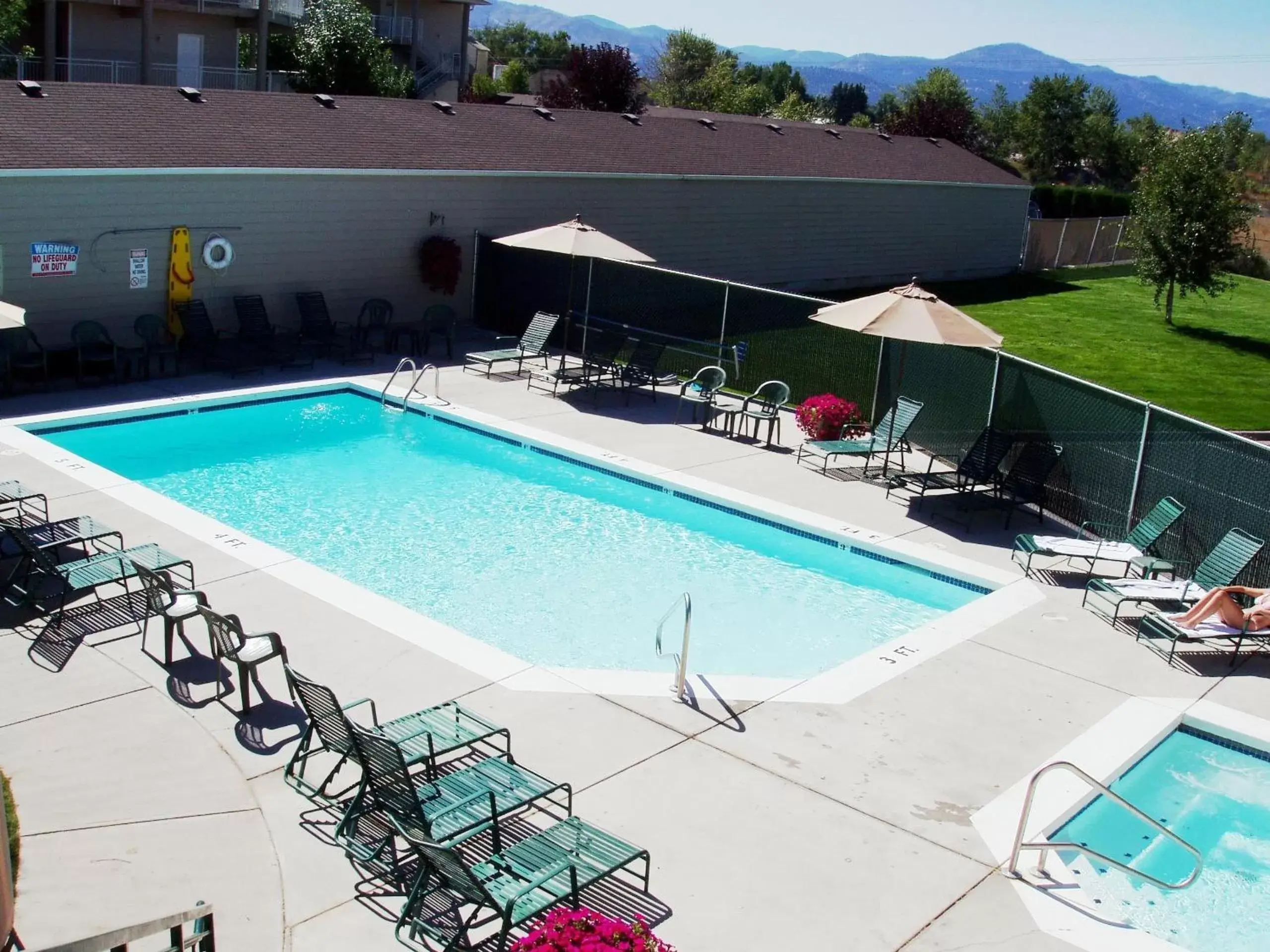 Hot Tub, Swimming Pool in Broadway Inn Conference Center