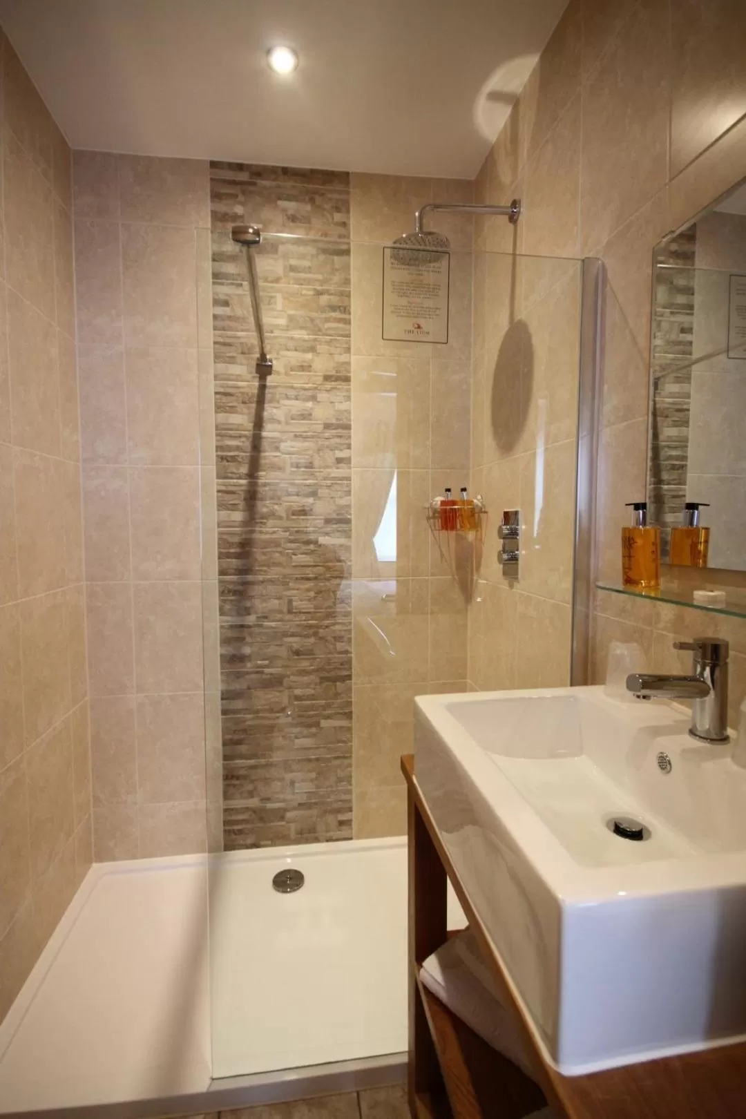 Shower in The Lion Hotel