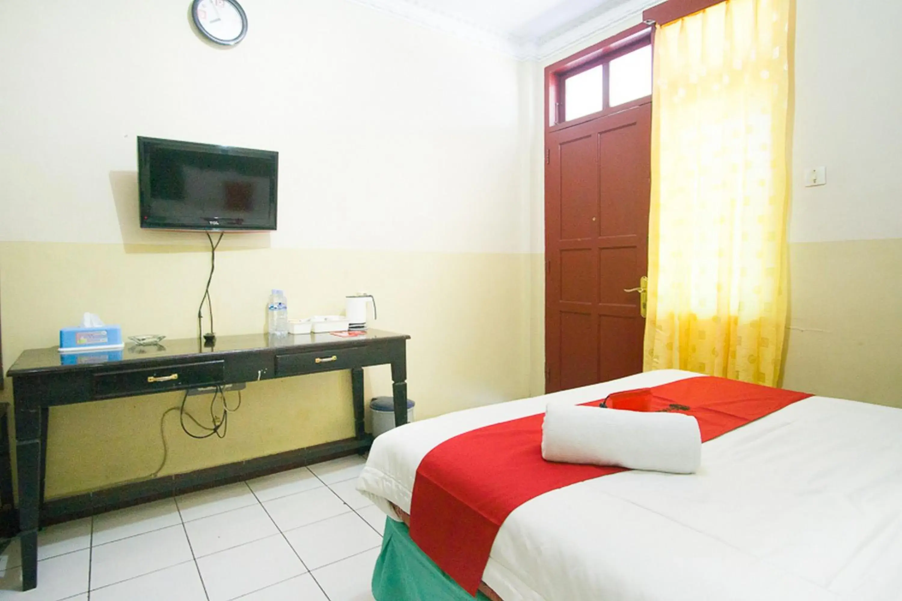 Bed in RedDoorz plus near Pelabuhan Bitung