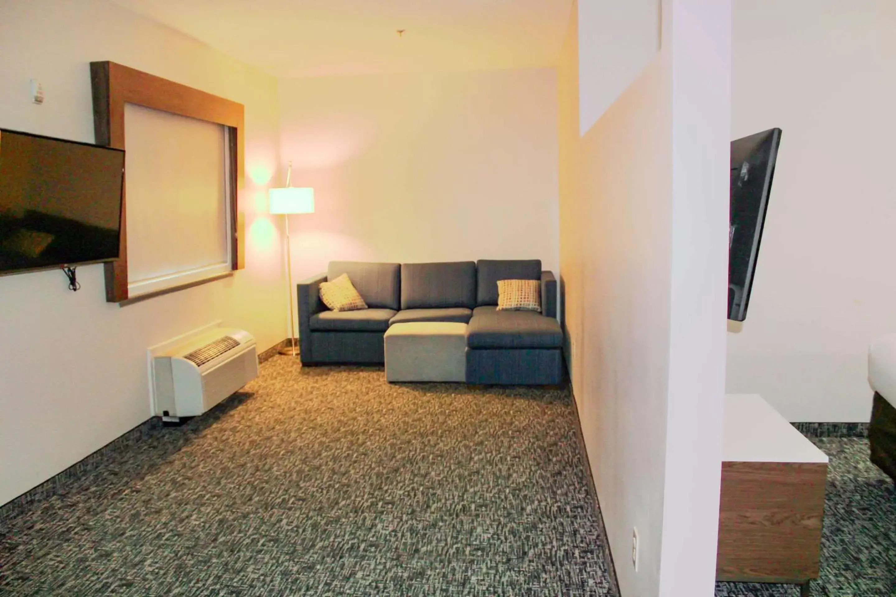 Bedroom, Seating Area in Comfort Inn and Suites Near Lake Guntersville
